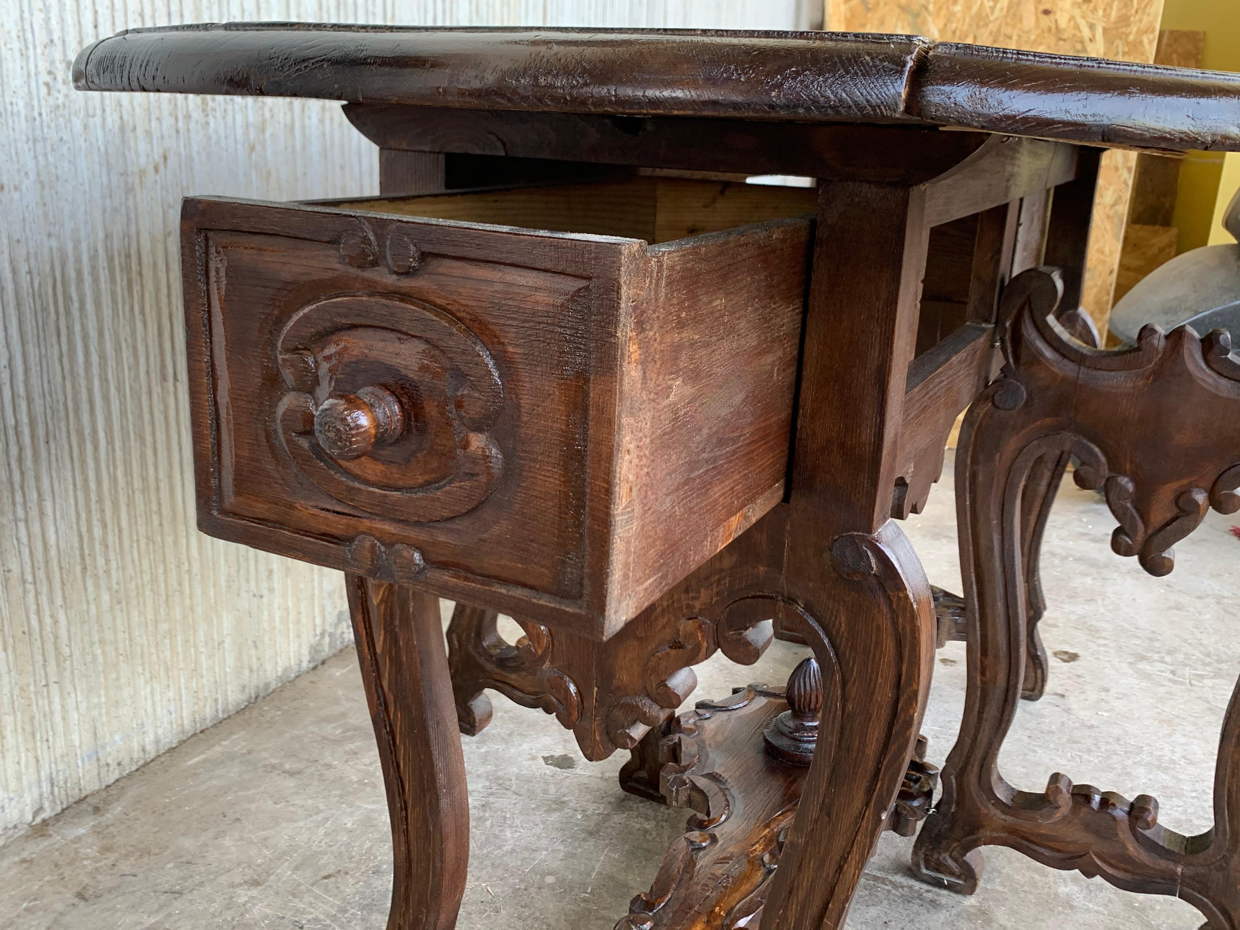 Table ovale à pieds en chêne sculpté du 18ème siècle avec tiroirs et pieds en forme de lyre en vente 3