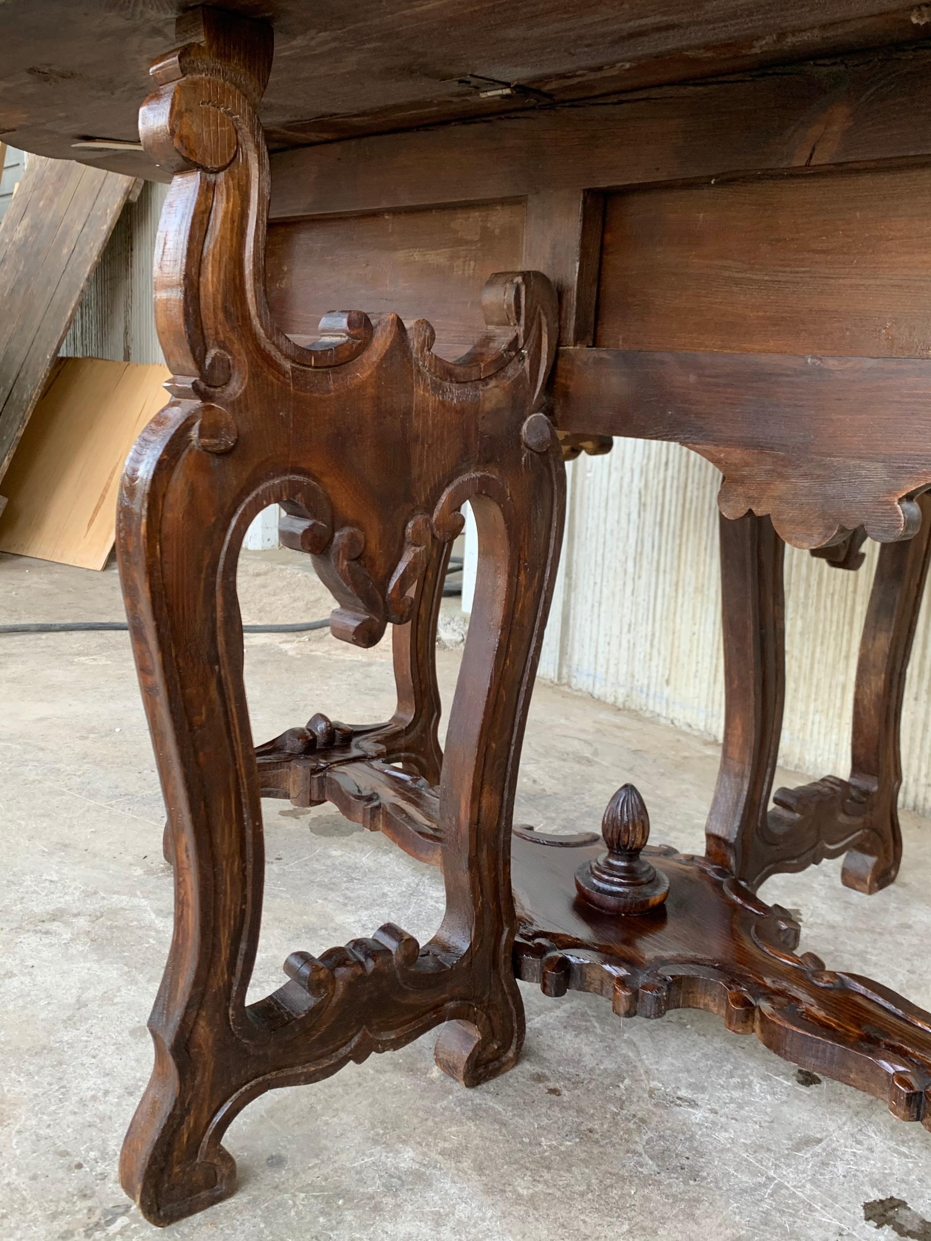 Table ovale à pieds en chêne sculpté du 18ème siècle avec tiroirs et pieds en forme de lyre en vente 4
