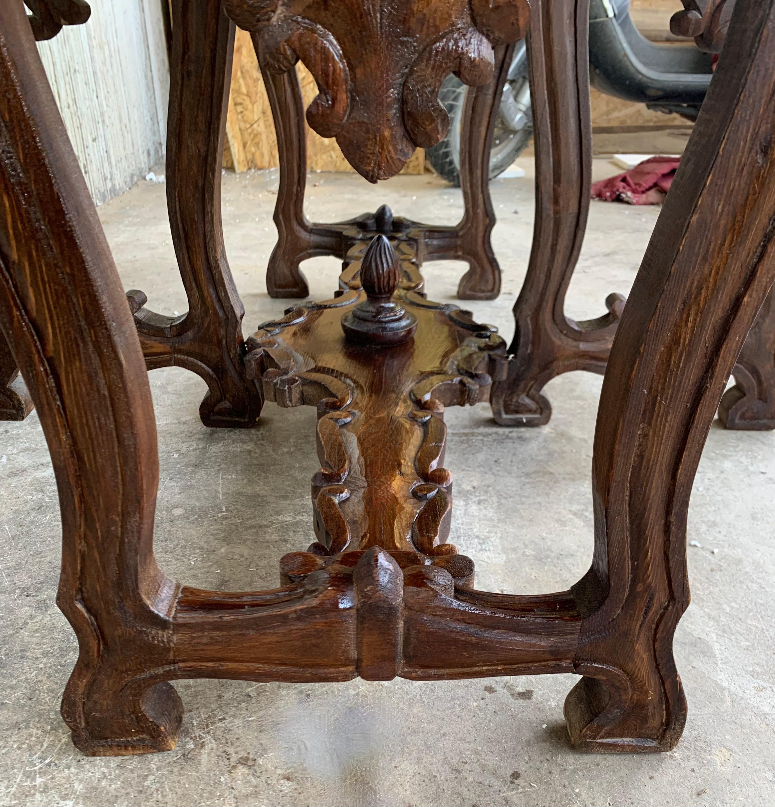 Table ovale à pieds en chêne sculpté du 18ème siècle avec tiroirs et pieds en forme de lyre en vente 5
