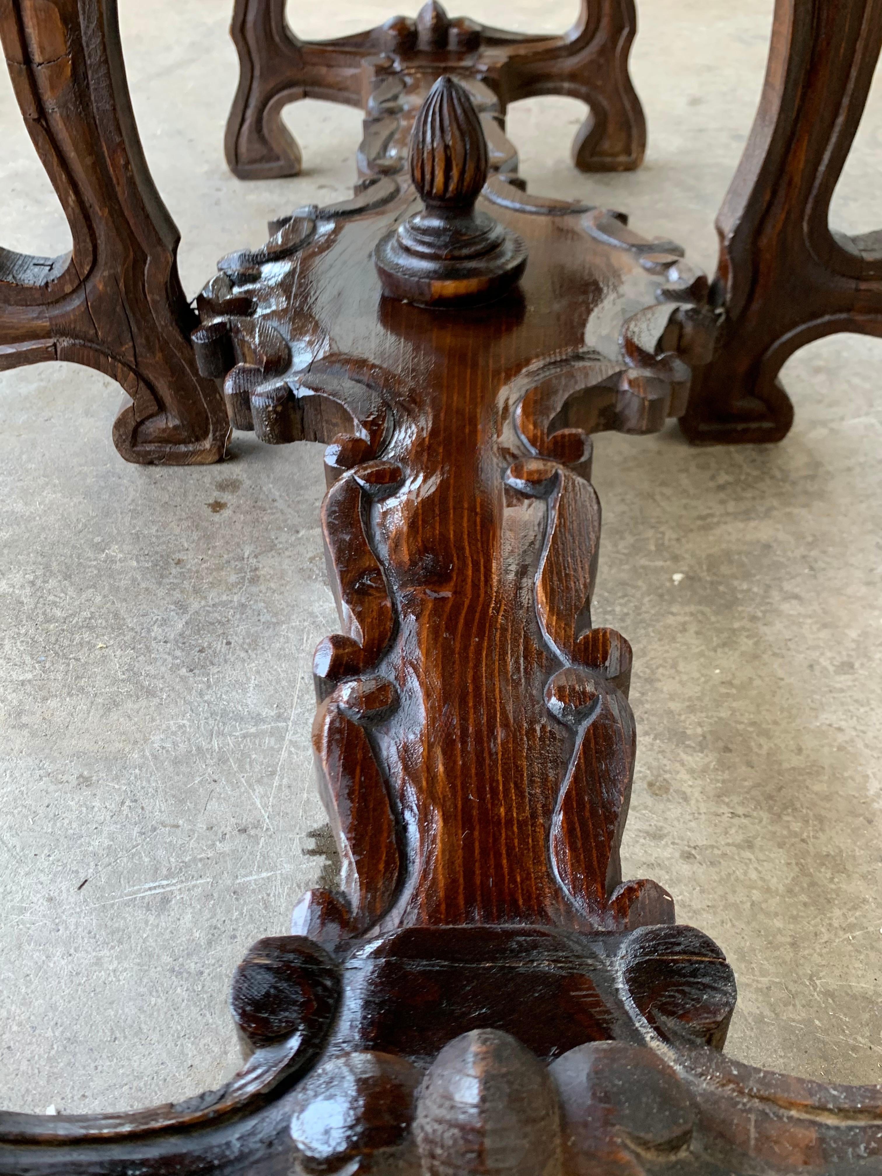 Table ovale à pieds en chêne sculpté du 18ème siècle avec tiroirs et pieds en forme de lyre en vente 6