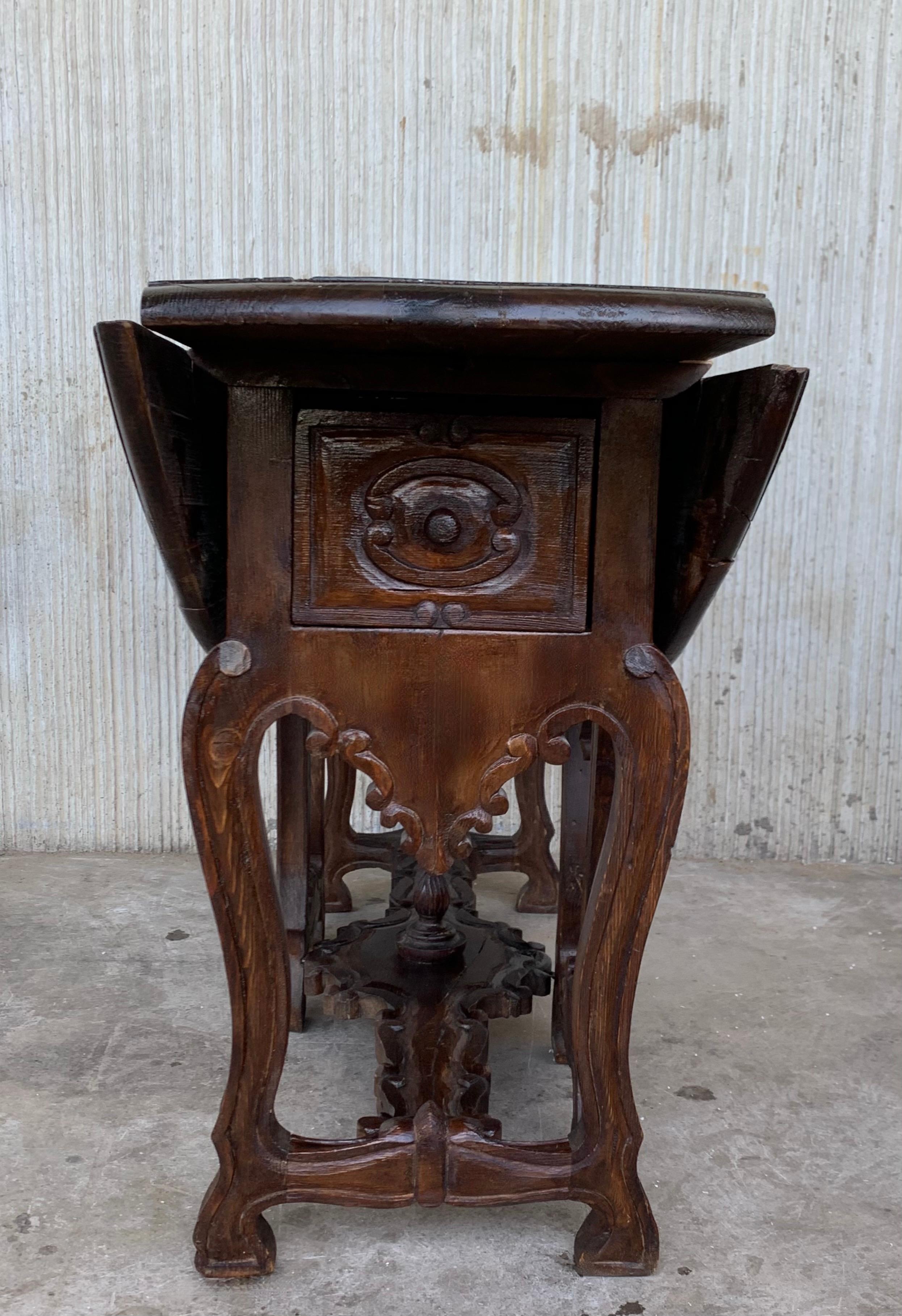 Baroque Table ovale à pieds en chêne sculpté du 18ème siècle avec tiroirs et pieds en forme de lyre en vente