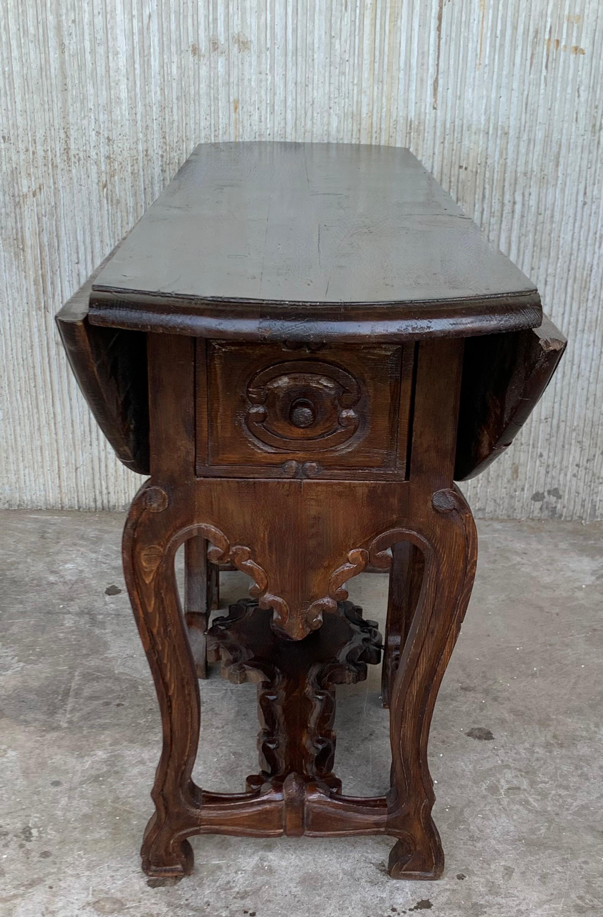Espagnol Table ovale à pieds en chêne sculpté du 18ème siècle avec tiroirs et pieds en forme de lyre en vente
