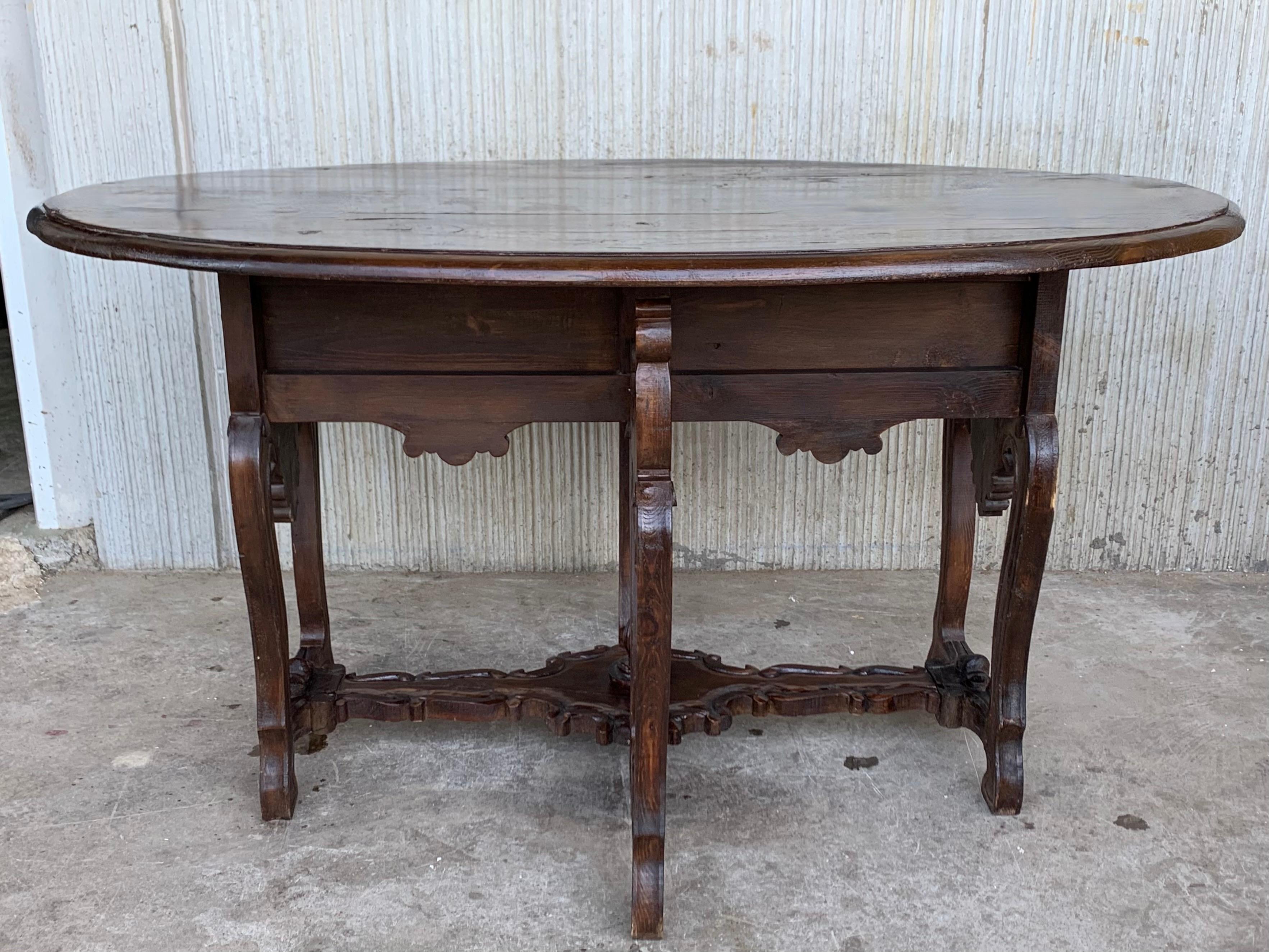 Table ovale à pieds en chêne sculpté du 18ème siècle avec tiroirs et pieds en forme de lyre Bon état - En vente à Miami, FL