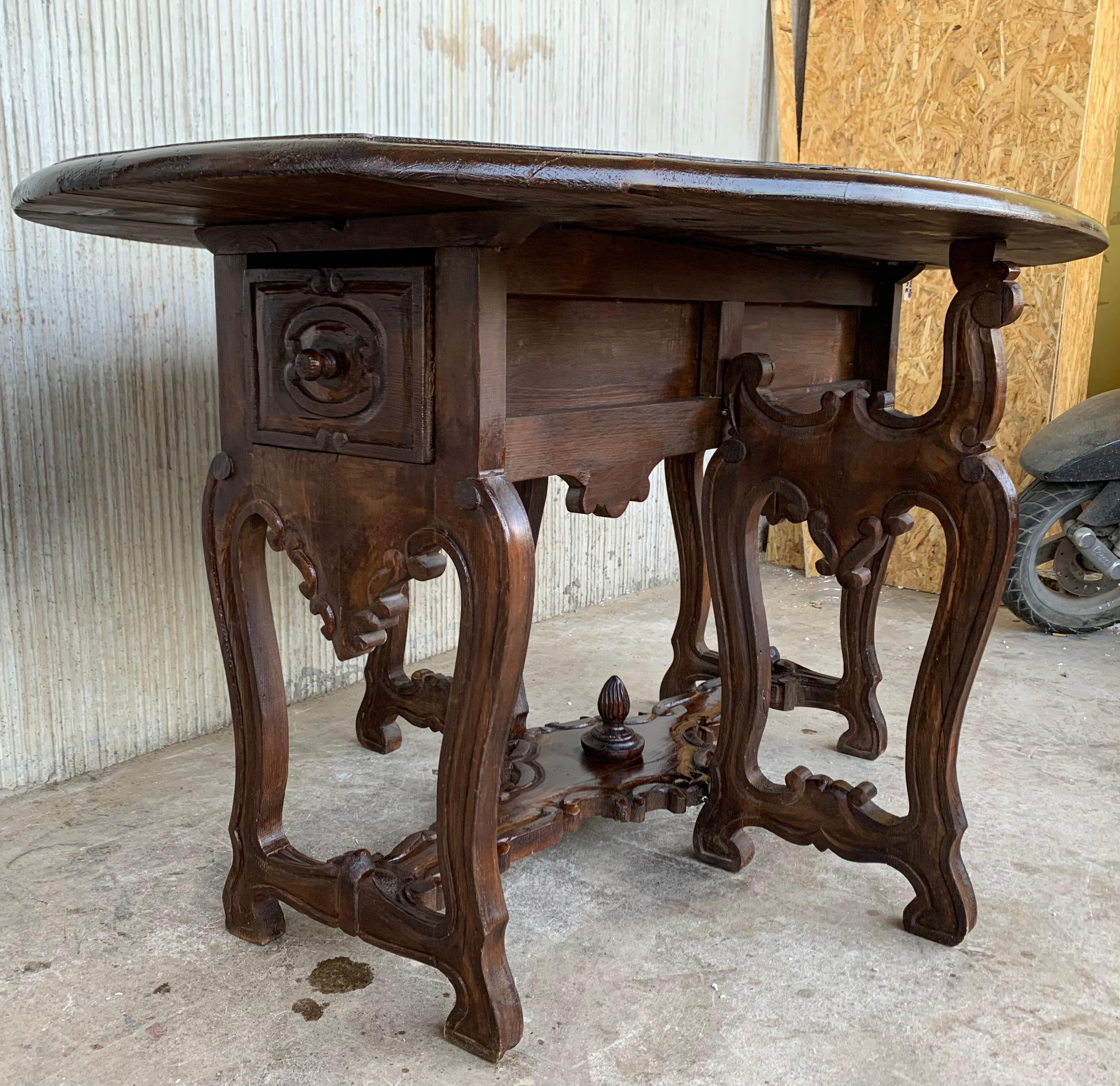 XIXe siècle Table ovale à pieds en chêne sculpté du 18ème siècle avec tiroirs et pieds en forme de lyre en vente