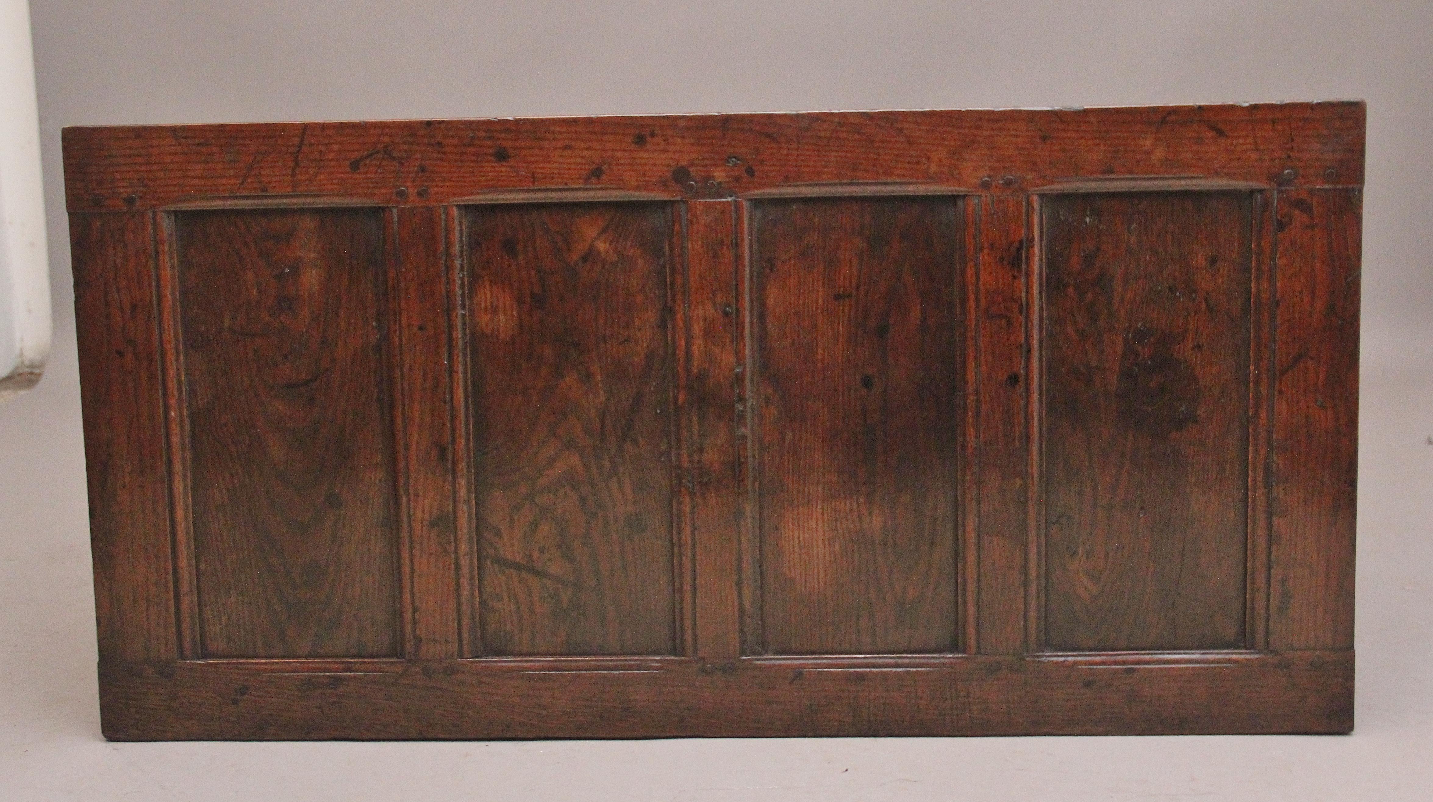 Cassapanca in rovere intagliato del XVIII secolo in vendita 4