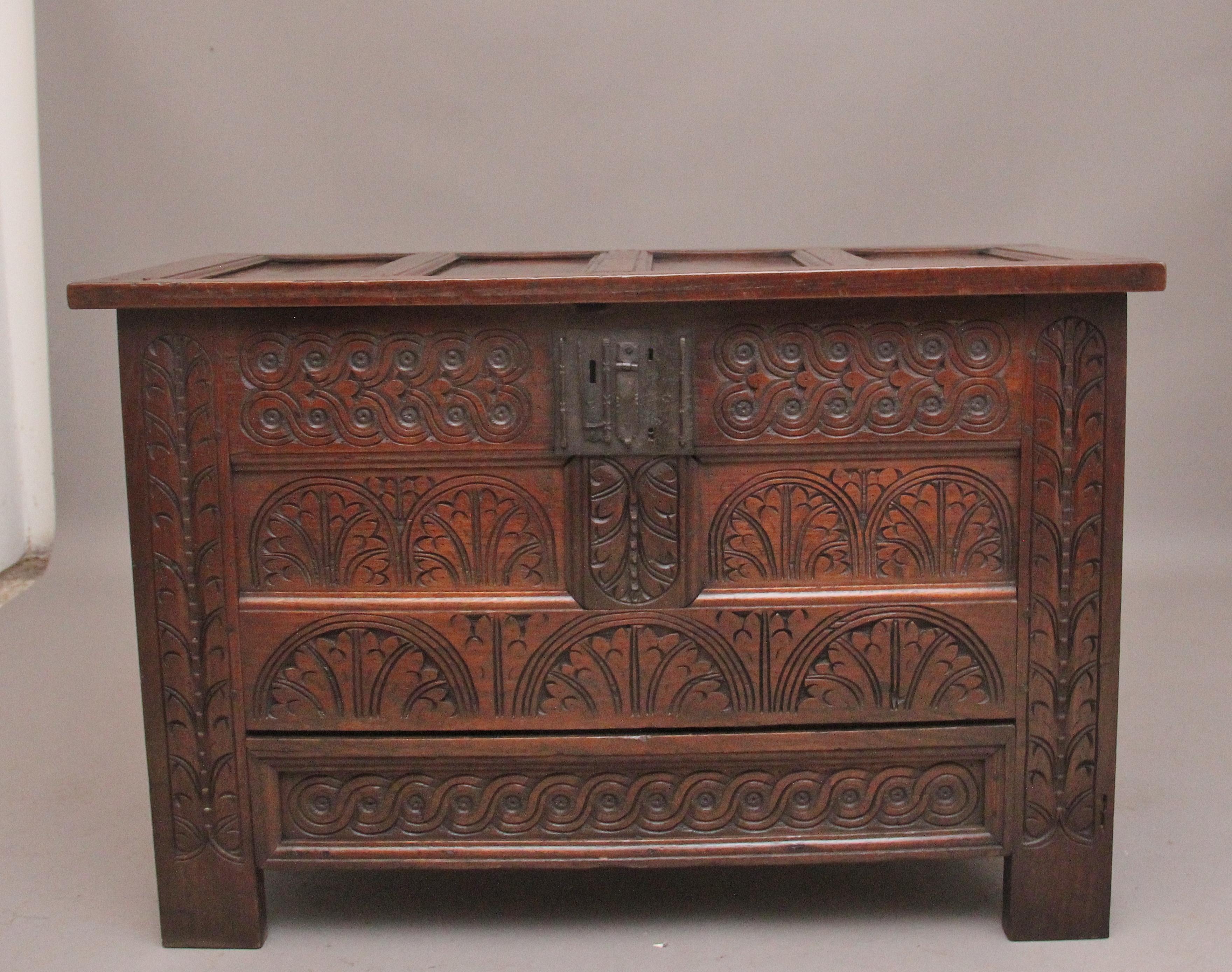 Un favoloso cassettone in legno di quercia intagliato dell'inizio del XVIII secolo, con un piano incernierato a quattro pannelli che si apre per rivelare un ampio scomparto; la parte anteriore del cassettone presenta un meraviglioso intaglio
