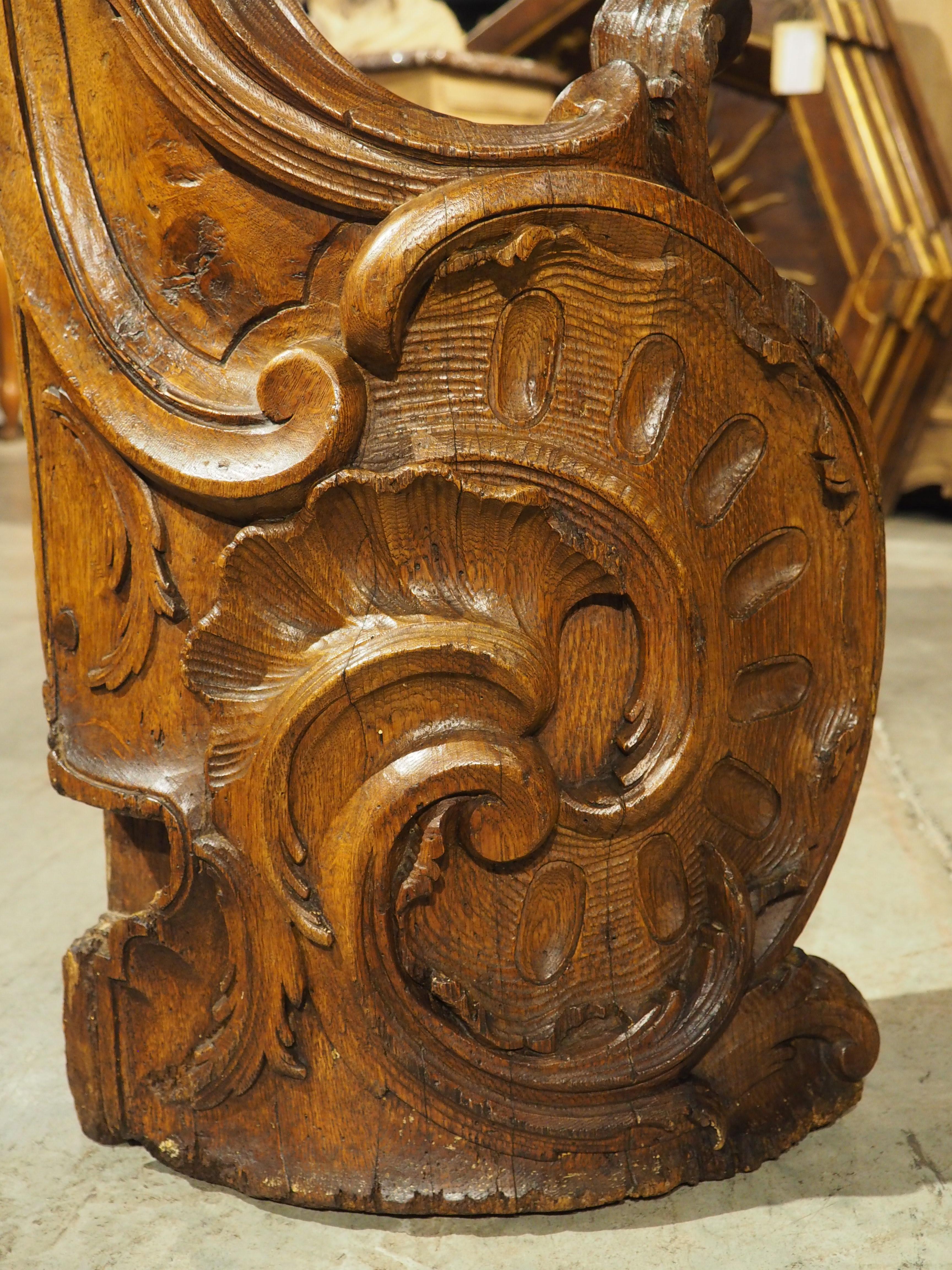Poste de Newel de roble tallado del siglo XVIII de Namur, Bélgica en venta 3