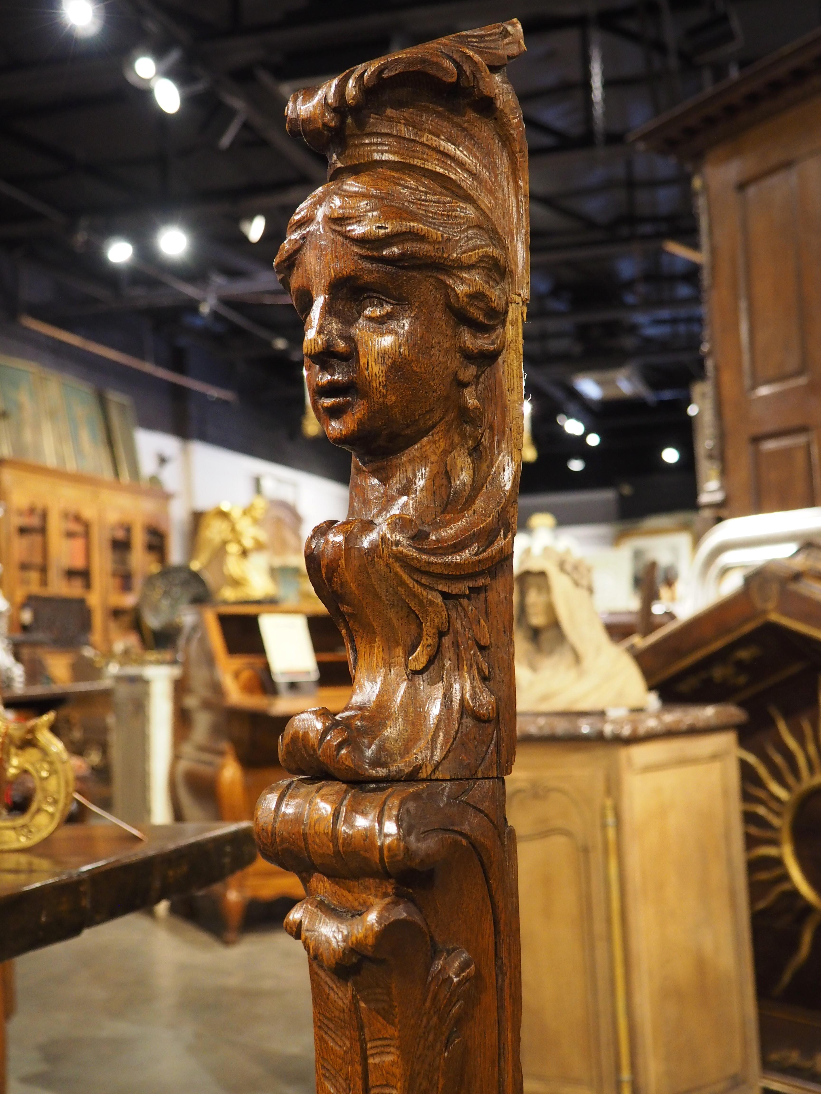 Poste de Newel de roble tallado del siglo XVIII de Namur, Bélgica en venta 4