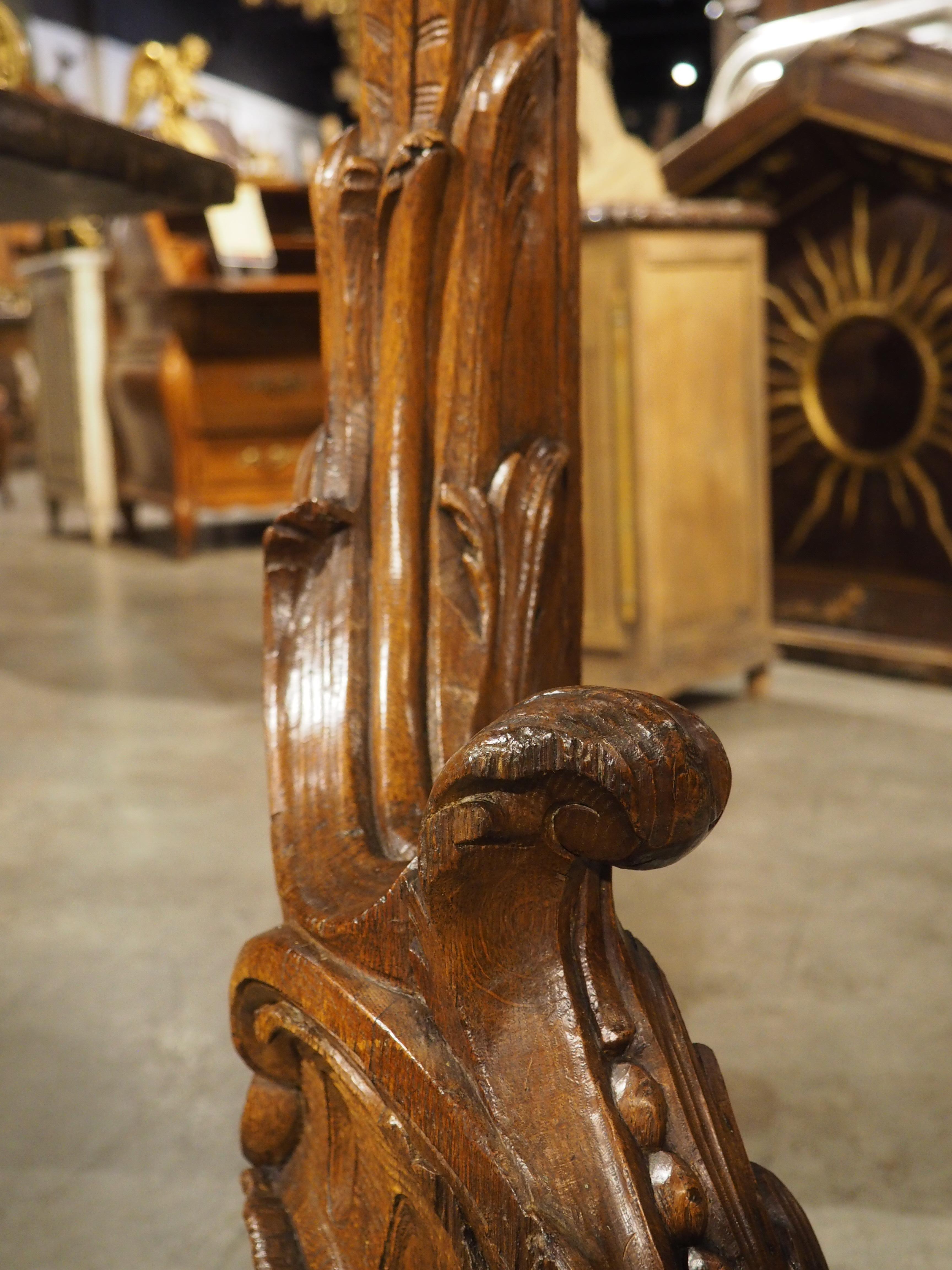 Poste de Newel de roble tallado del siglo XVIII de Namur, Bélgica en venta 5