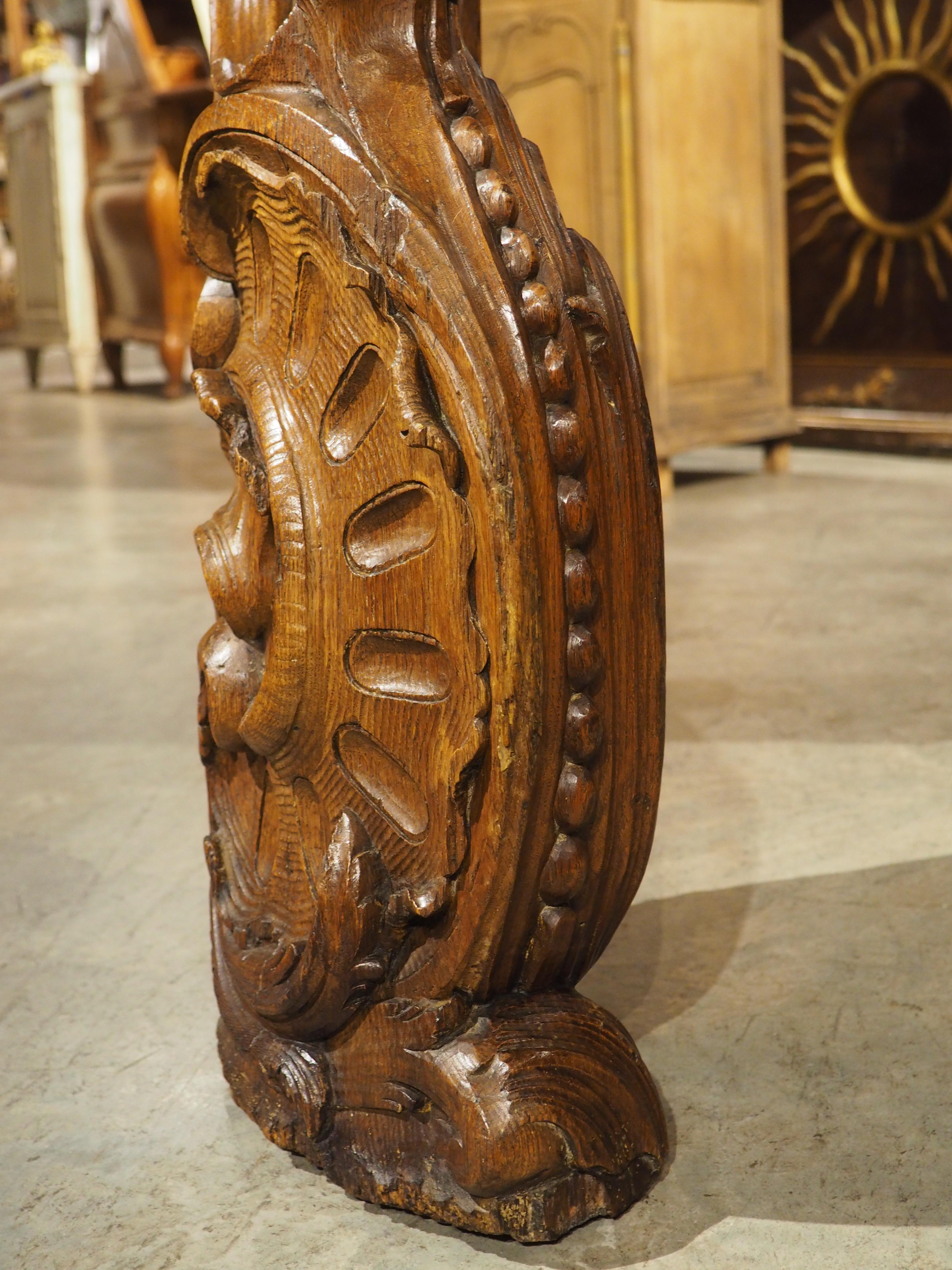 Poste de Newel de roble tallado del siglo XVIII de Namur, Bélgica en venta 6