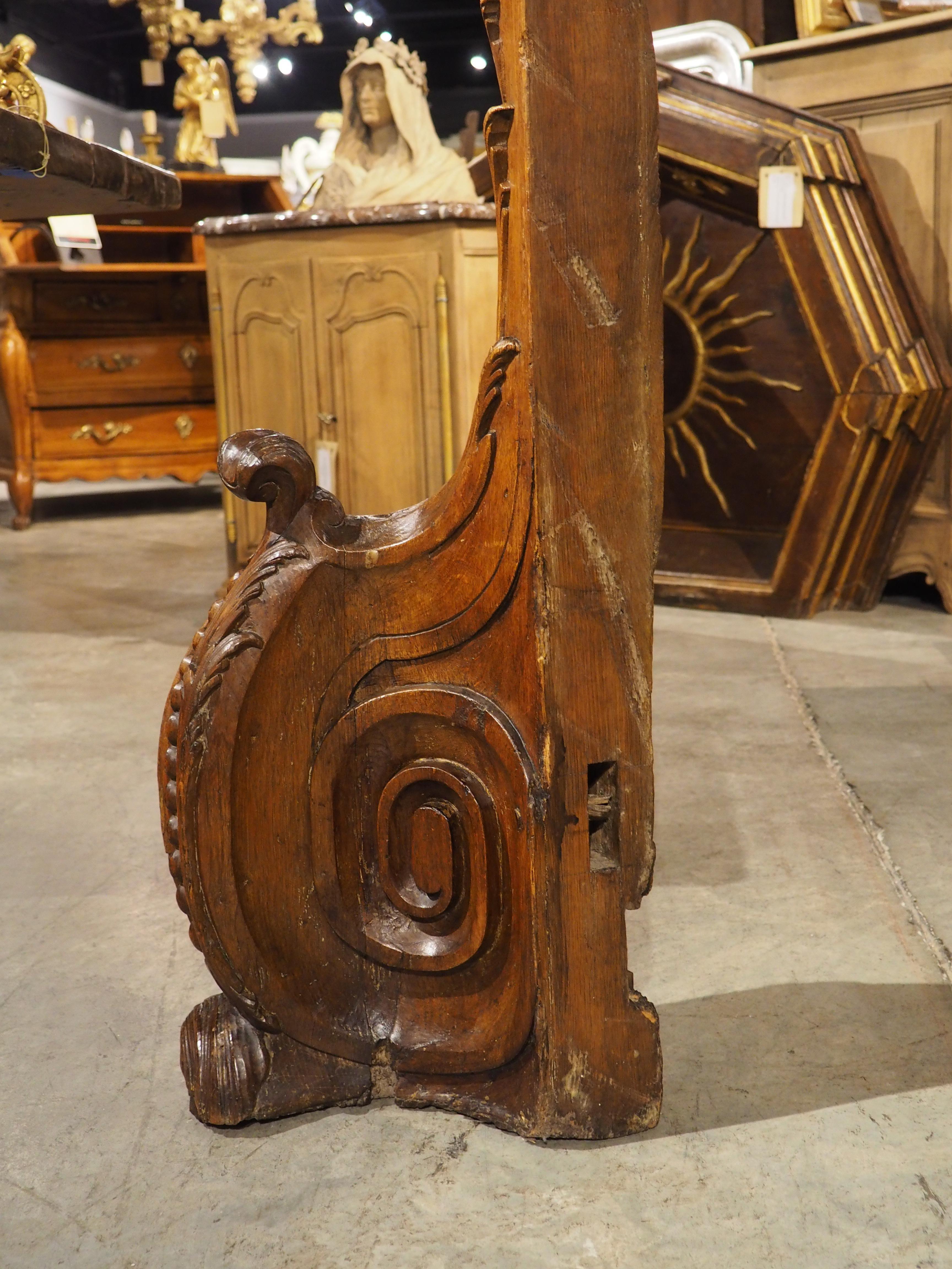 Poste de Newel de roble tallado del siglo XVIII de Namur, Bélgica en venta 7