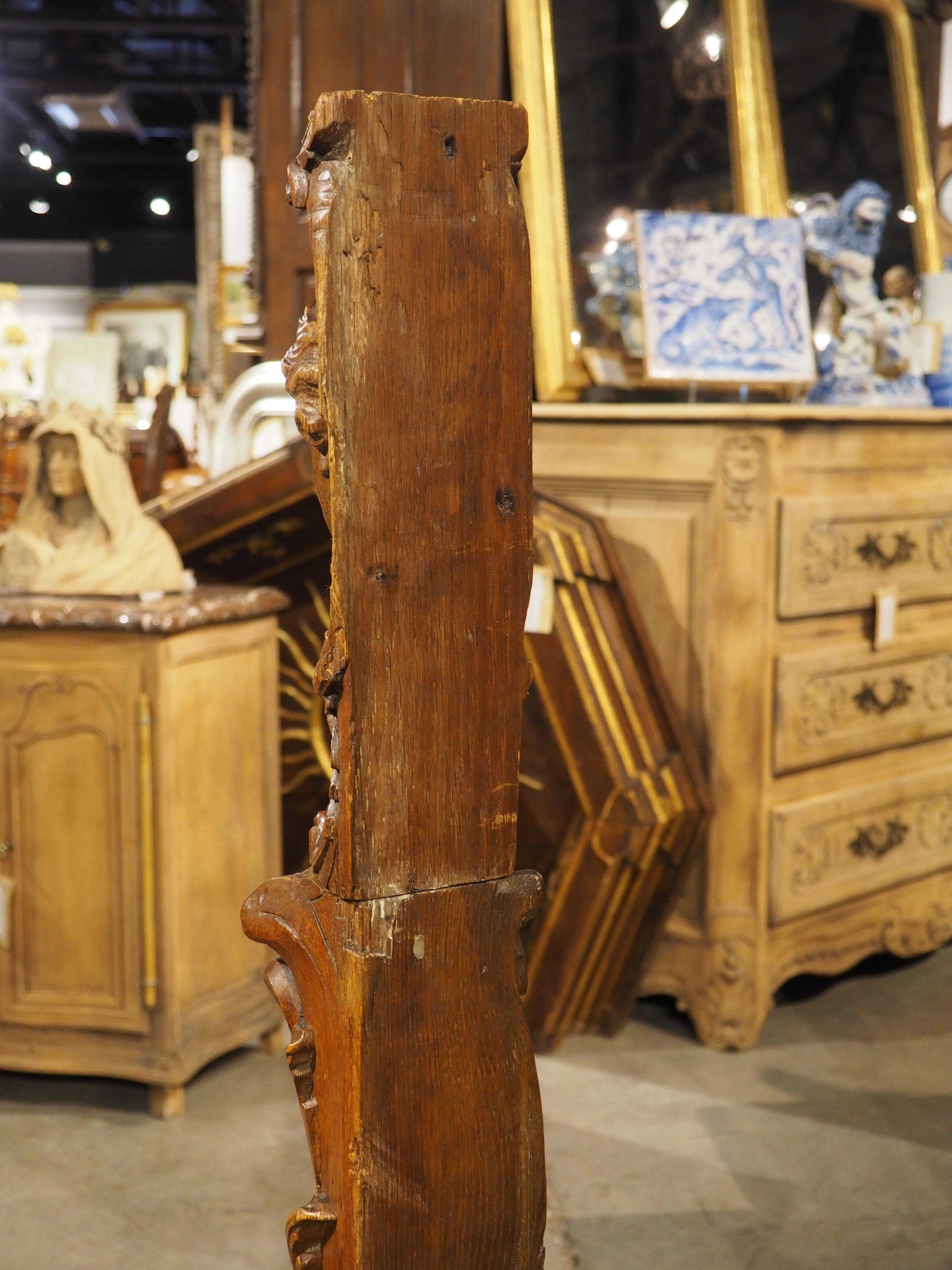 Poste de Newel de roble tallado del siglo XVIII de Namur, Bélgica en venta 8
