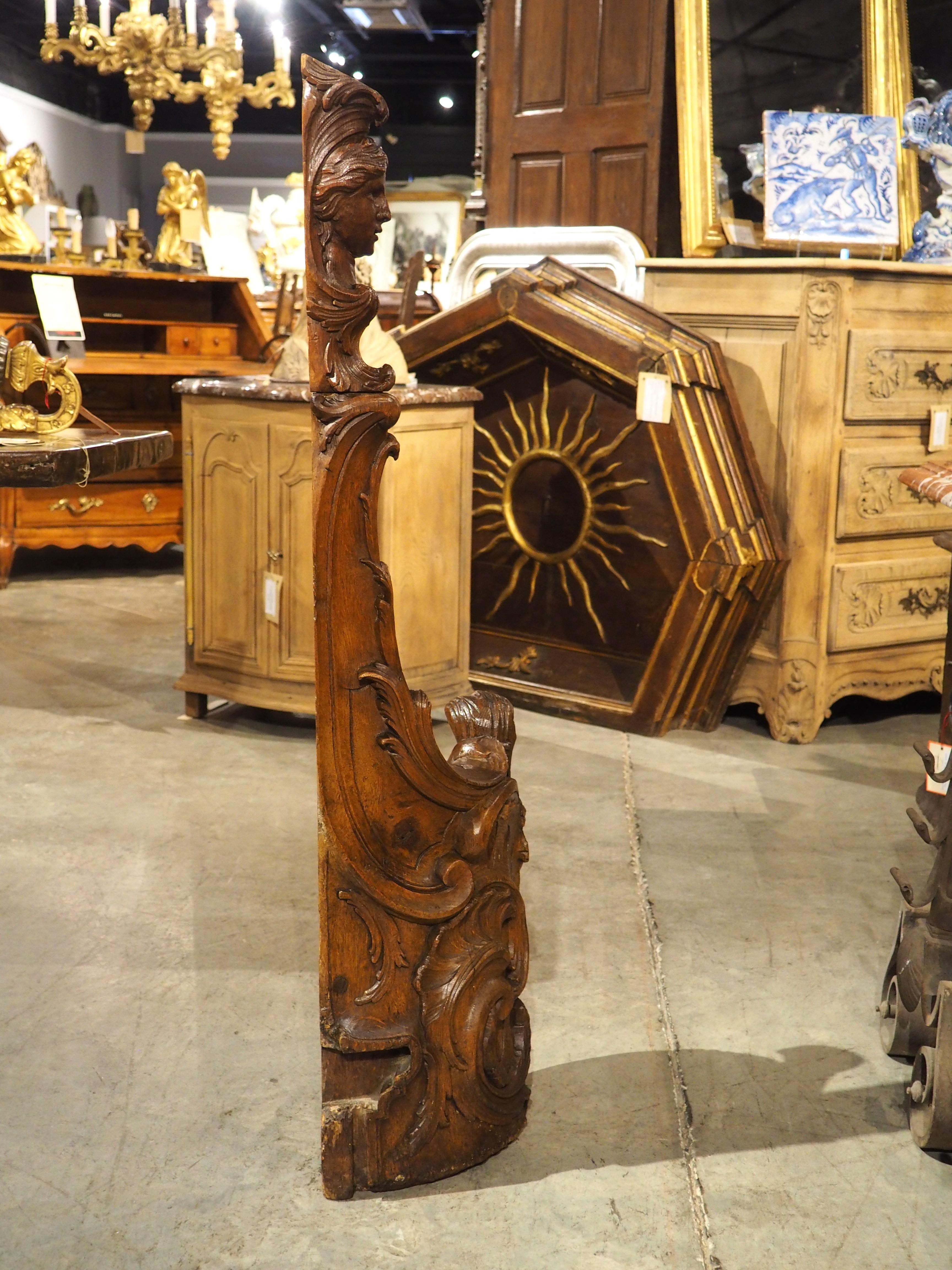 Poste de Newel de roble tallado del siglo XVIII de Namur, Bélgica en venta 9