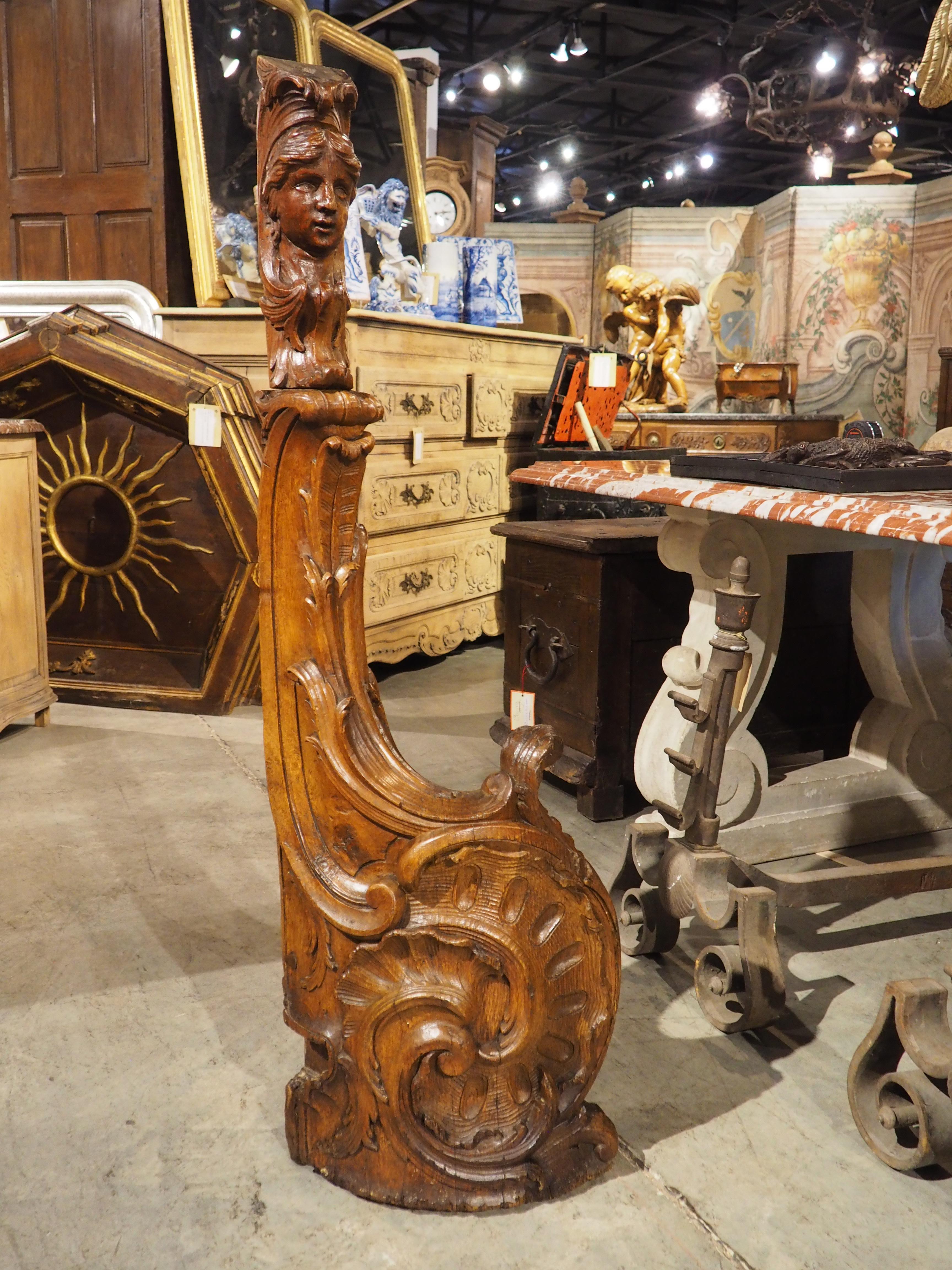 Poste de Newel de roble tallado del siglo XVIII de Namur, Bélgica en venta 10