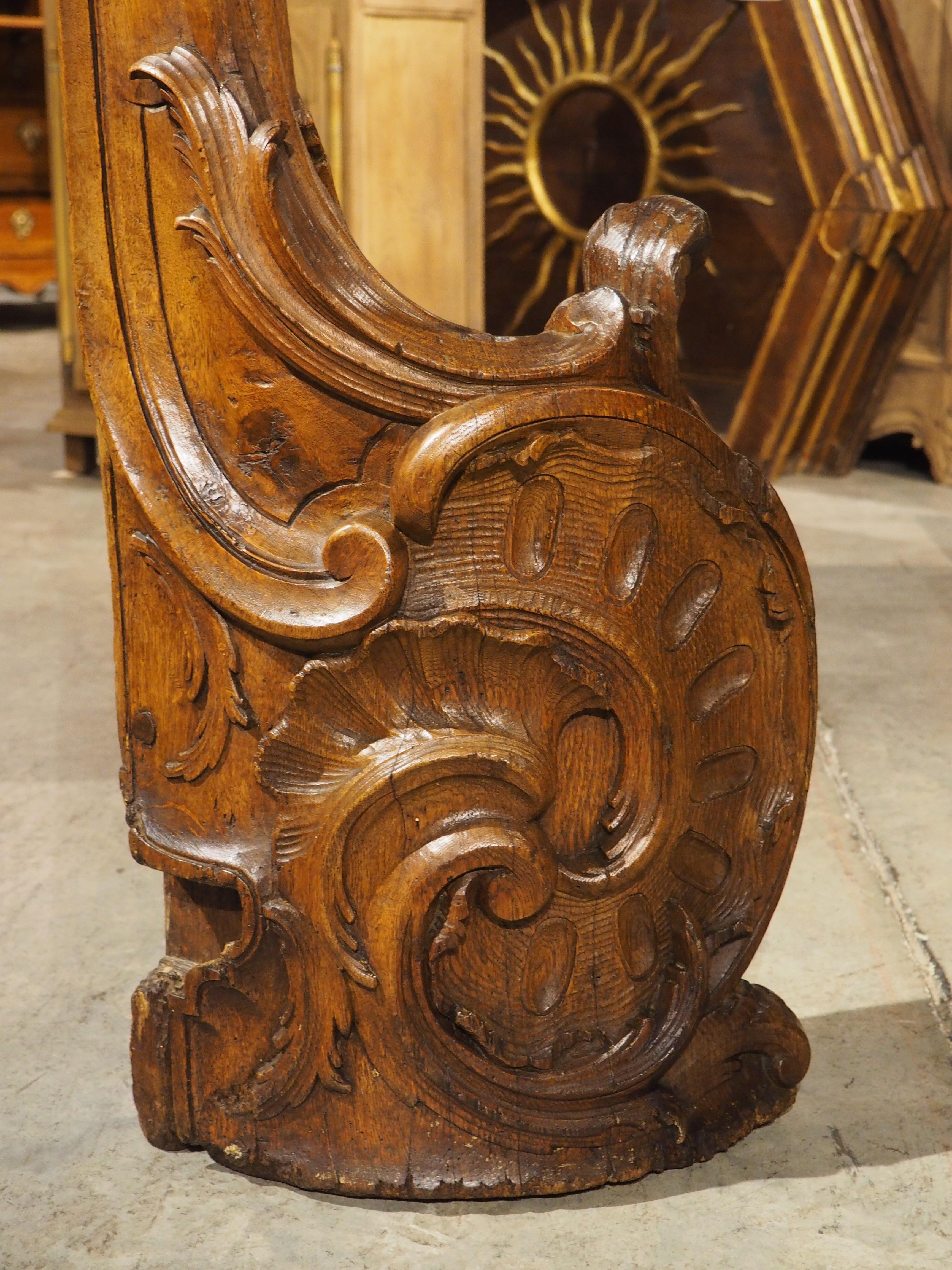 Poste de Newel de roble tallado del siglo XVIII de Namur, Bélgica en Bueno estado para la venta en Dallas, TX