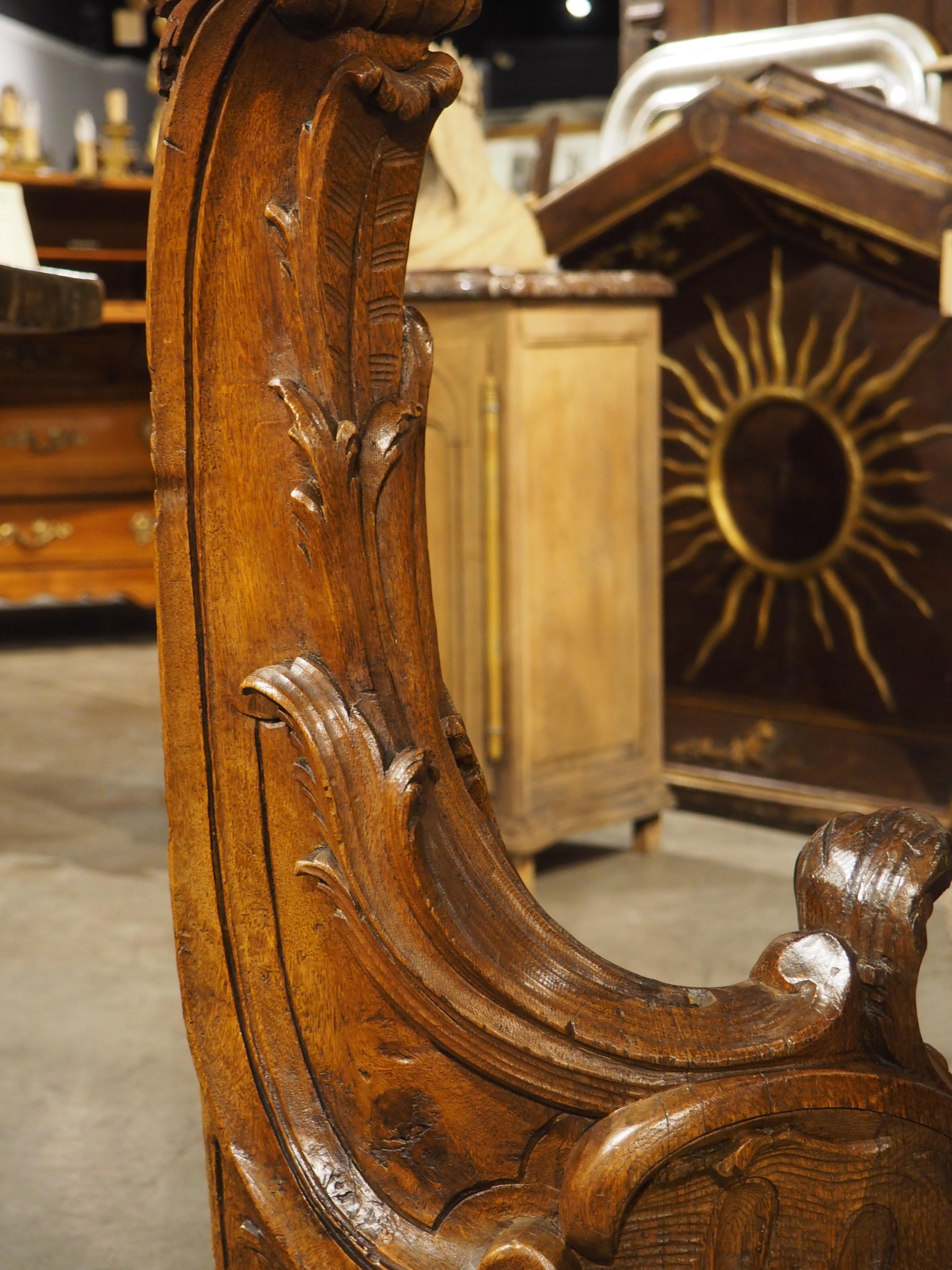 Poste de Newel de roble tallado del siglo XVIII de Namur, Bélgica siglo XVIII y antes en venta