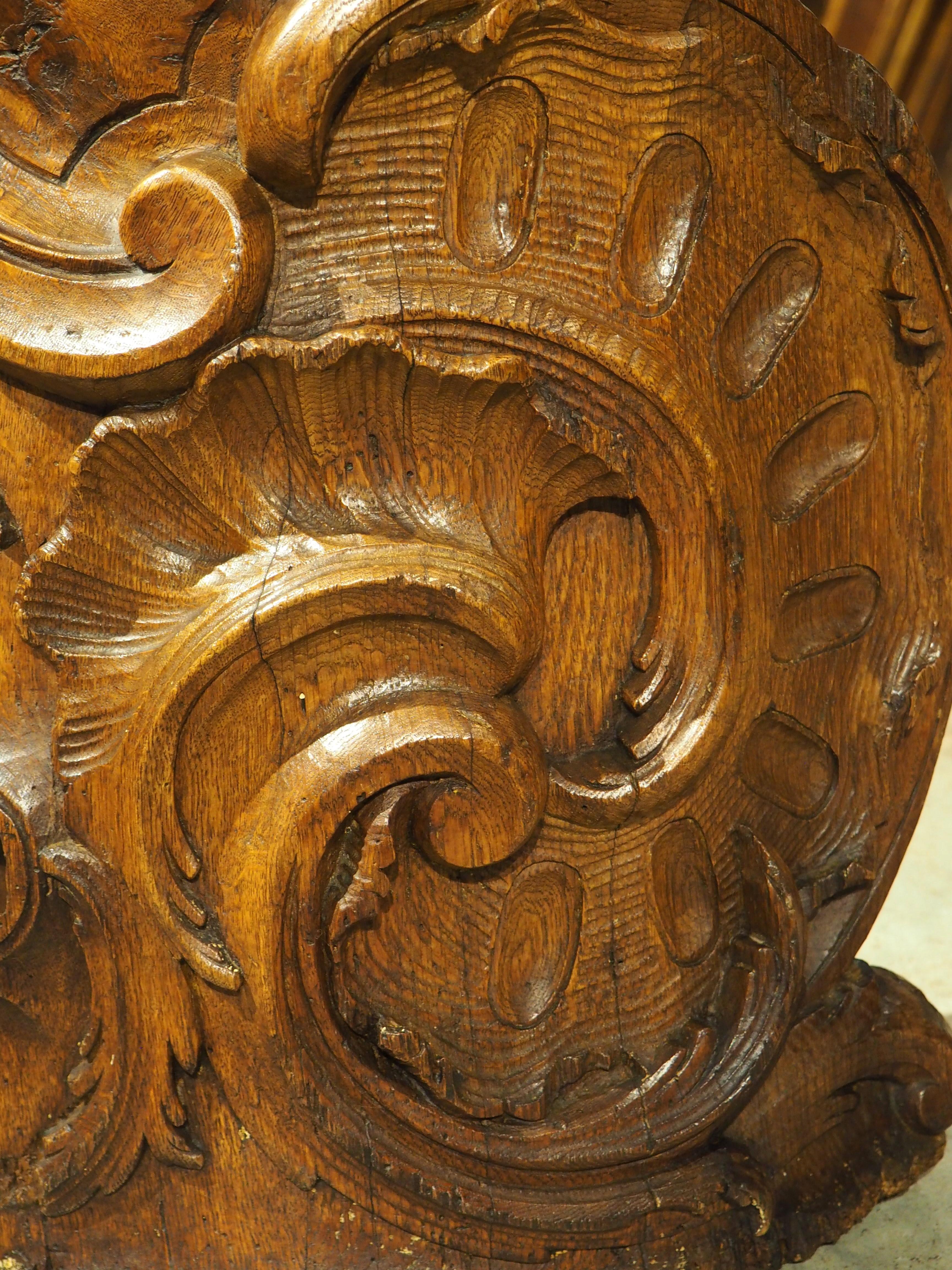 Poste de Newel de roble tallado del siglo XVIII de Namur, Bélgica en venta 1