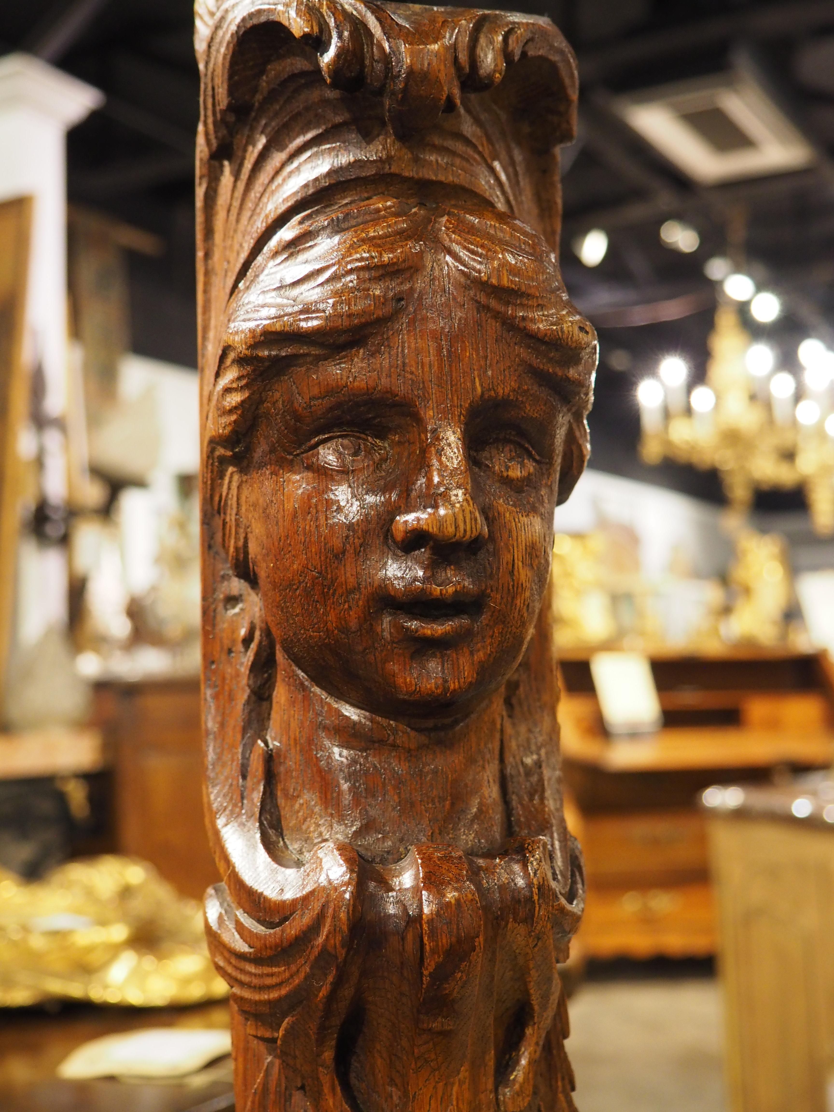 Poste de Newel de roble tallado del siglo XVIII de Namur, Bélgica en venta 2