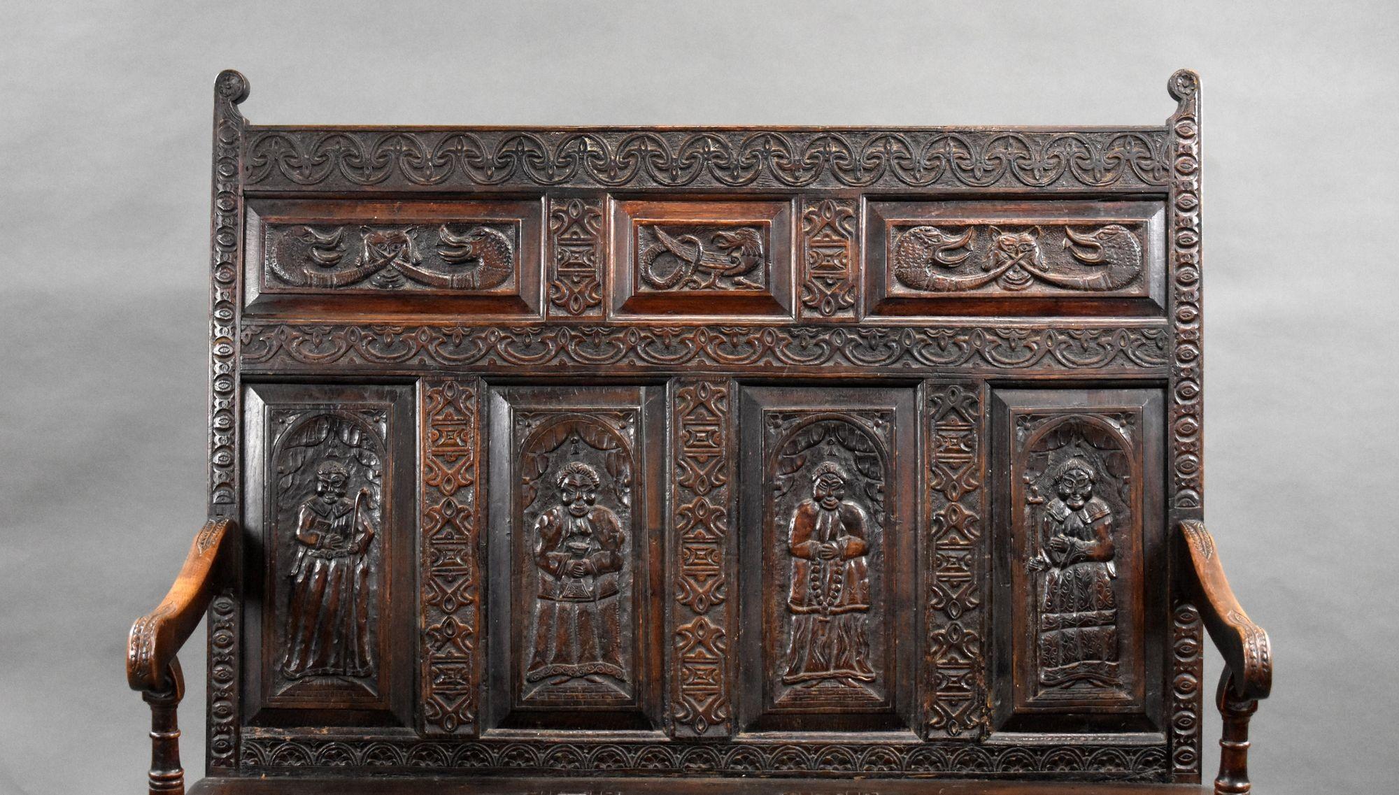 Inglese Settle in Oak intagliato del XVIII secolo in vendita