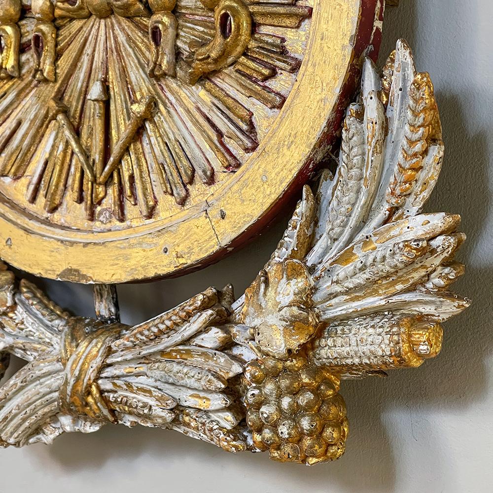 Plaque chrétienne symbolique sculptée et peinte du 18ème siècle en vente 4