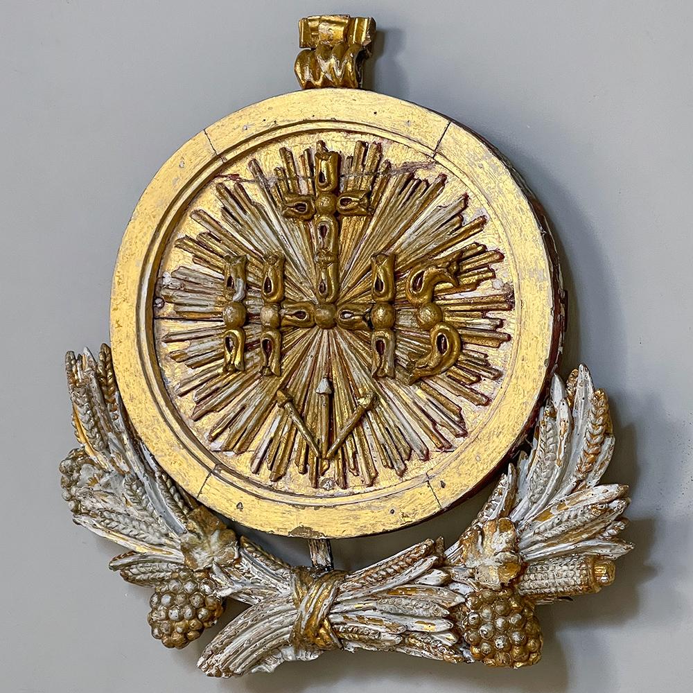 Français Plaque chrétienne symbolique sculptée et peinte du 18ème siècle en vente