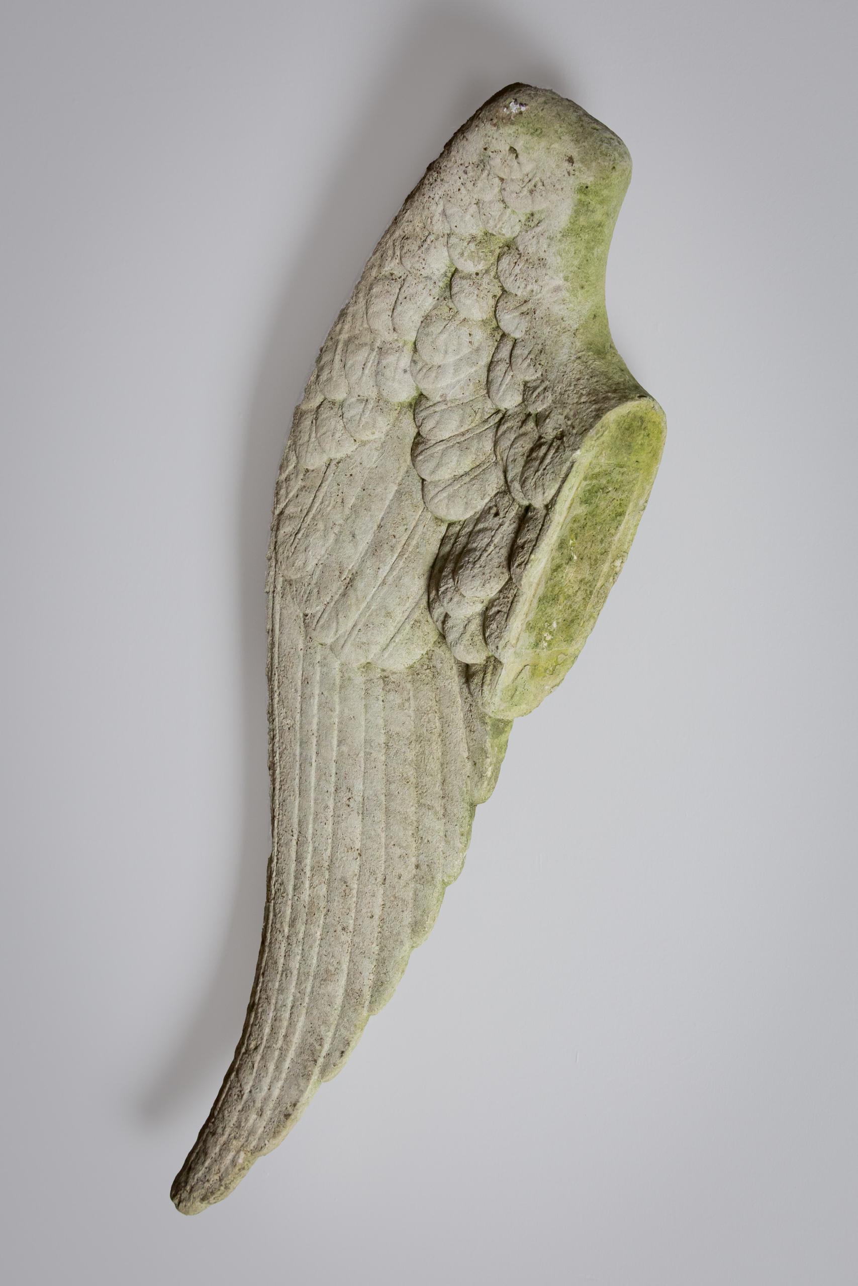Paire d'ailes d'ange en pierre calcaire sculptée du XVIIIe siècle. Supports sur mesure pour le montage mural. France Circa 1780.