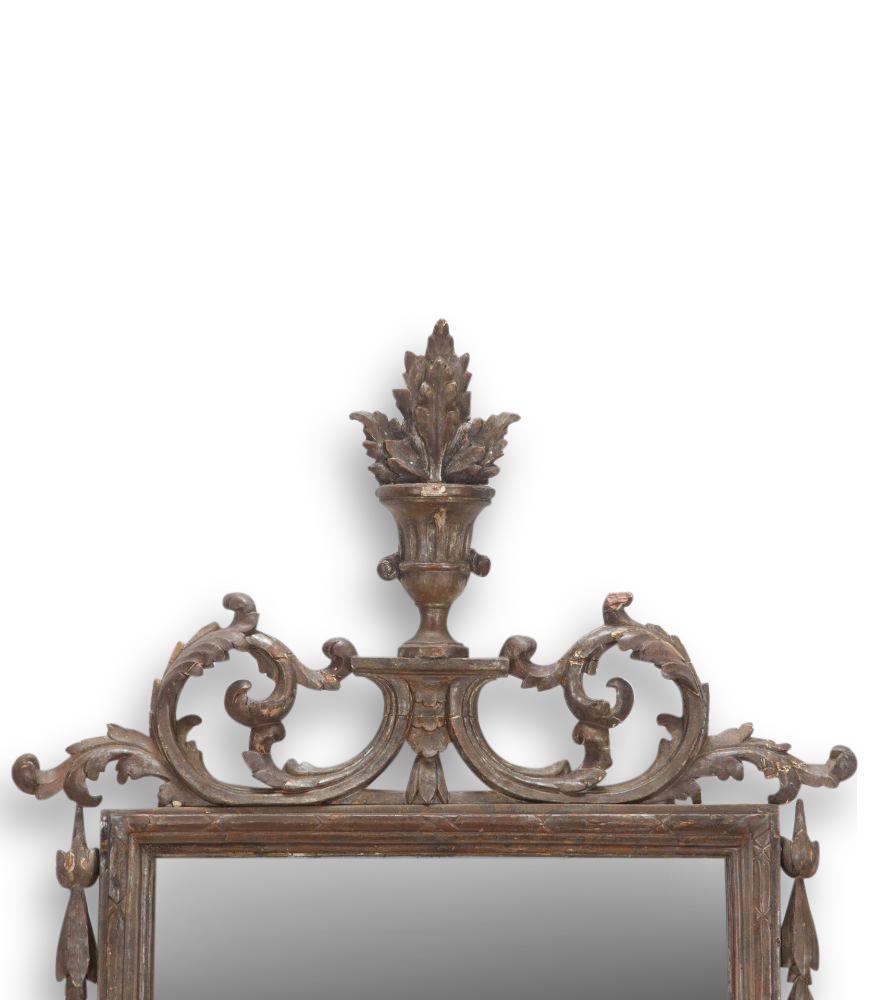 Maravilloso espejo veneciano dorado italiano del siglo XVIII. 

Intrincadamente tallada, con placa de espejo original y restos del dorado original.