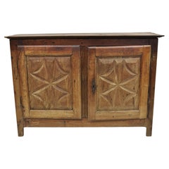 Credenza mobile a due ante in legno di noce intagliato del XVIII secolo