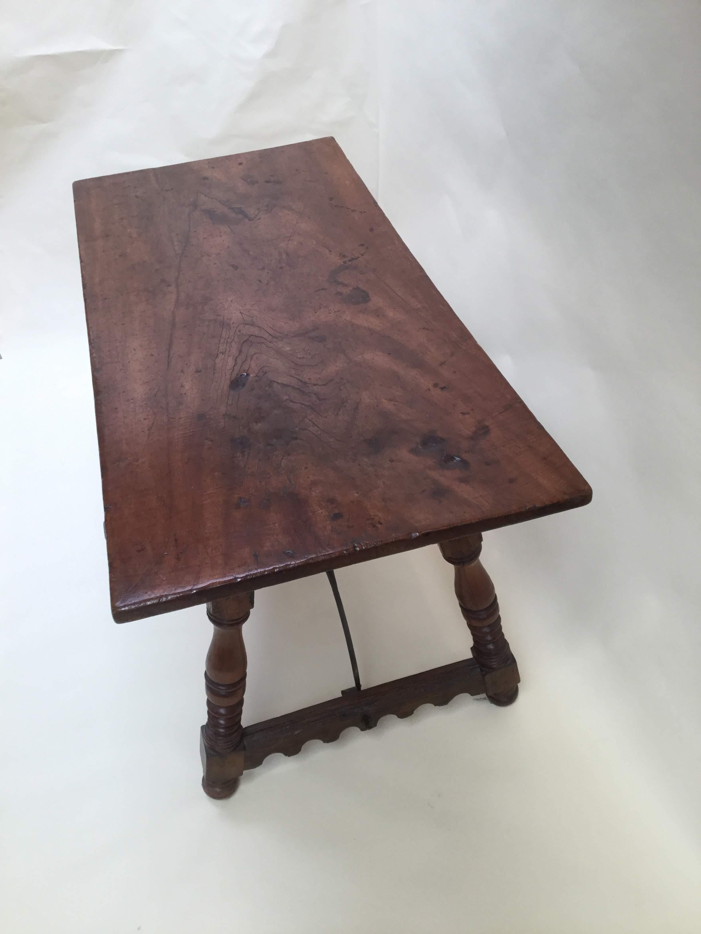 Hand-Crafted 18th Century Carved Walnut Library Table Desk For Sale