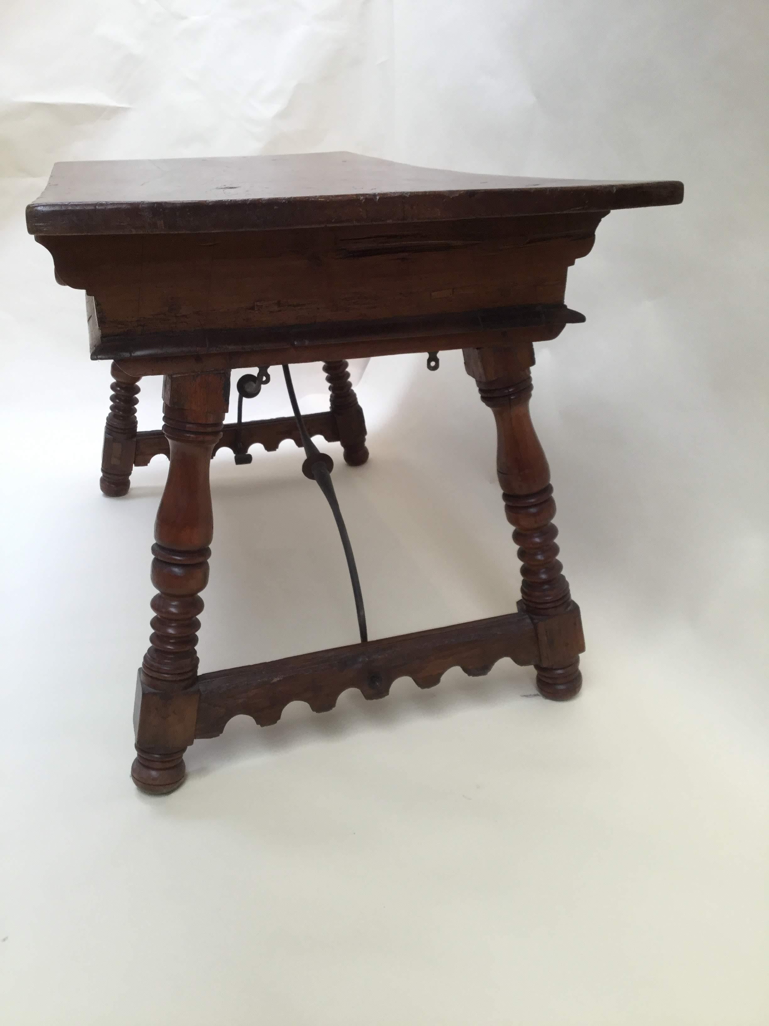 18th Century Carved Walnut Library Table Desk In Good Condition For Sale In San Francisco, CA
