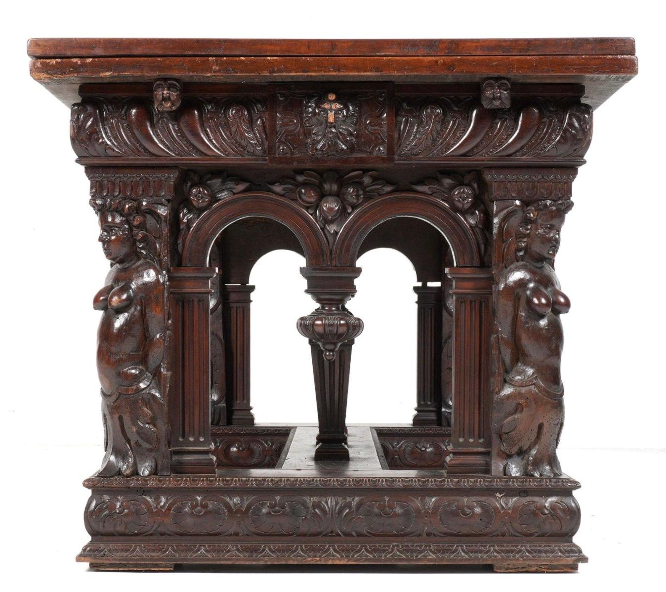 Table en noyer sculpté du XVIIIe siècle de style Renaissance en vente 3