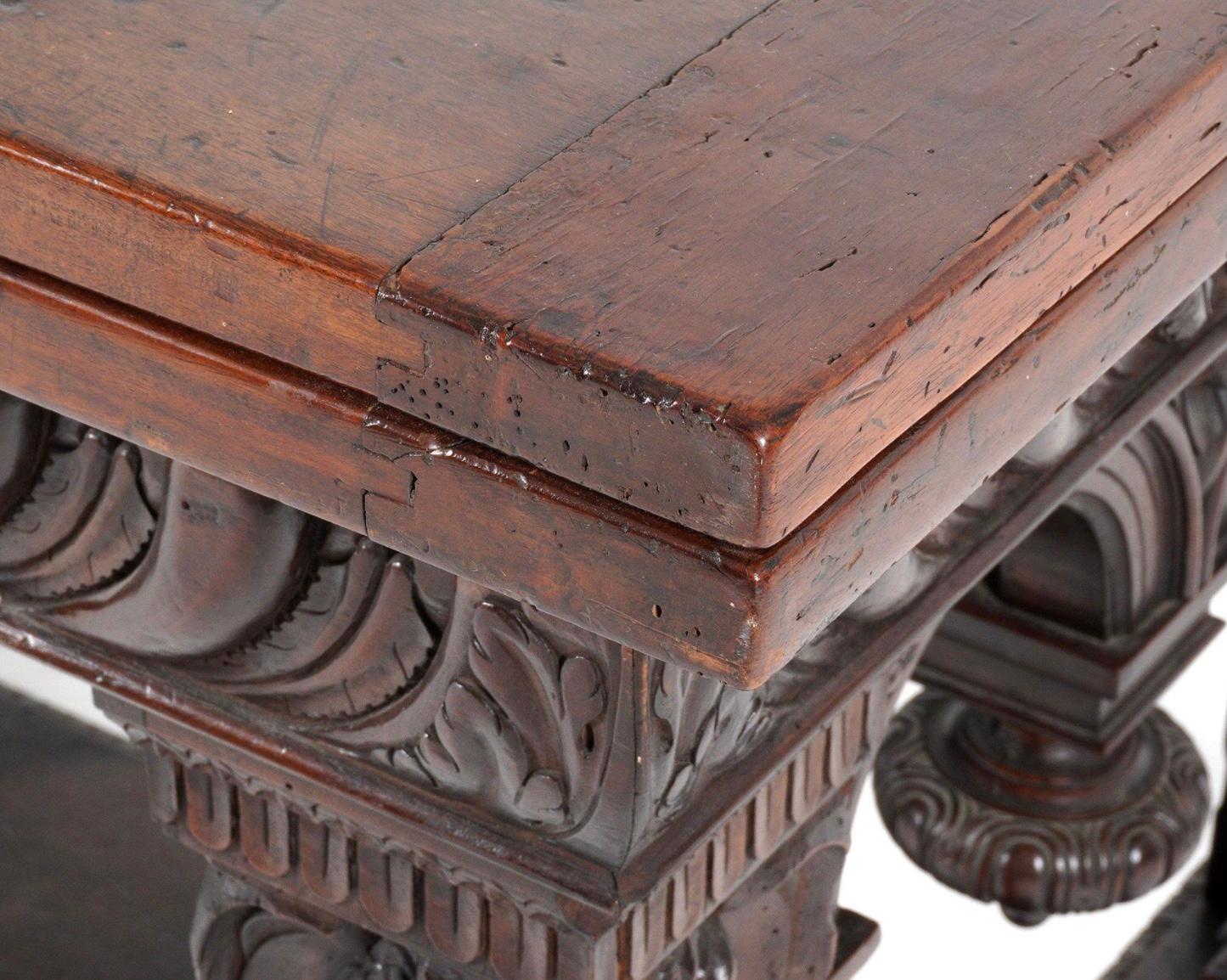 Table en noyer sculpté du XVIIIe siècle de style Renaissance en vente 5
