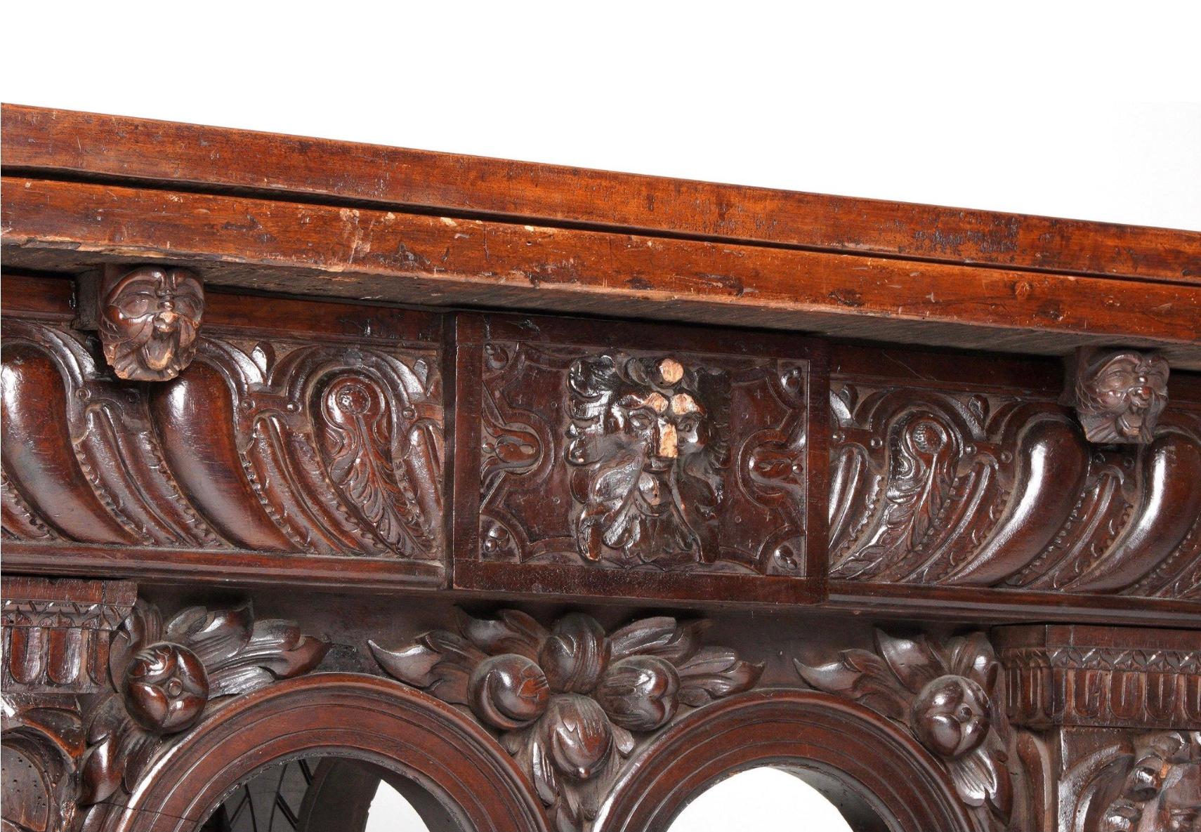 Table en noyer sculpté du XVIIIe siècle de style Renaissance en vente 6