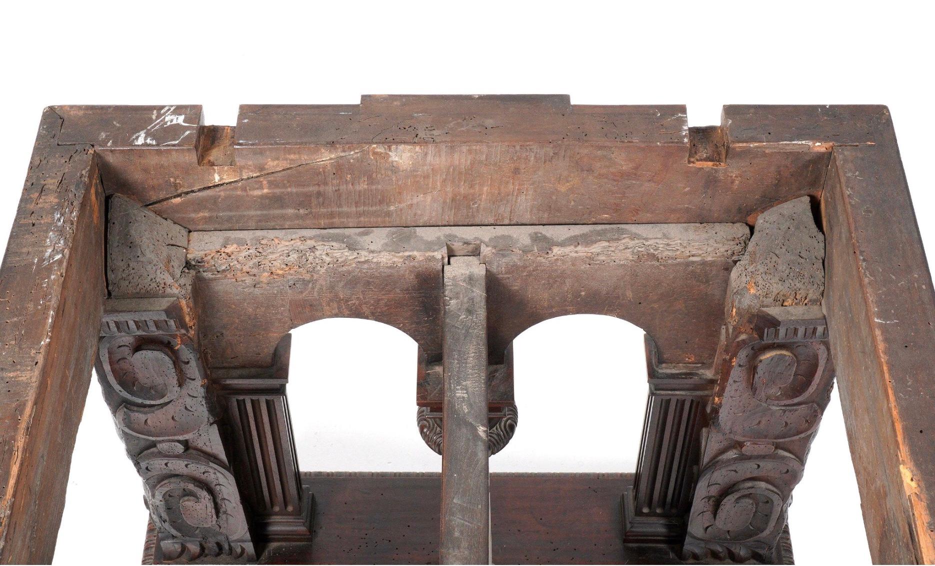 Table en noyer sculpté du XVIIIe siècle de style Renaissance en vente 7