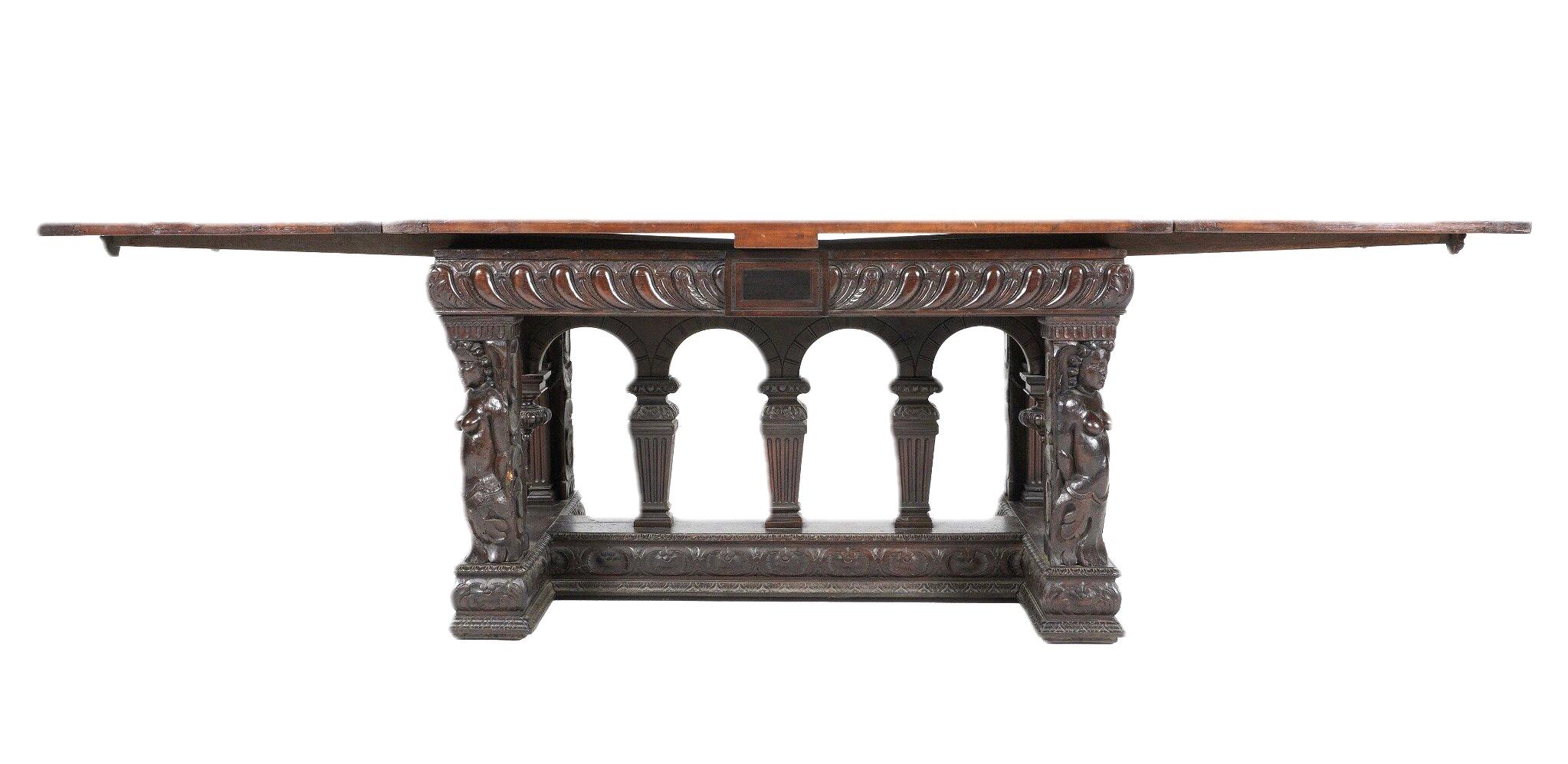 Table en noyer sculpté du XVIIIe siècle de style Renaissance en vente 8