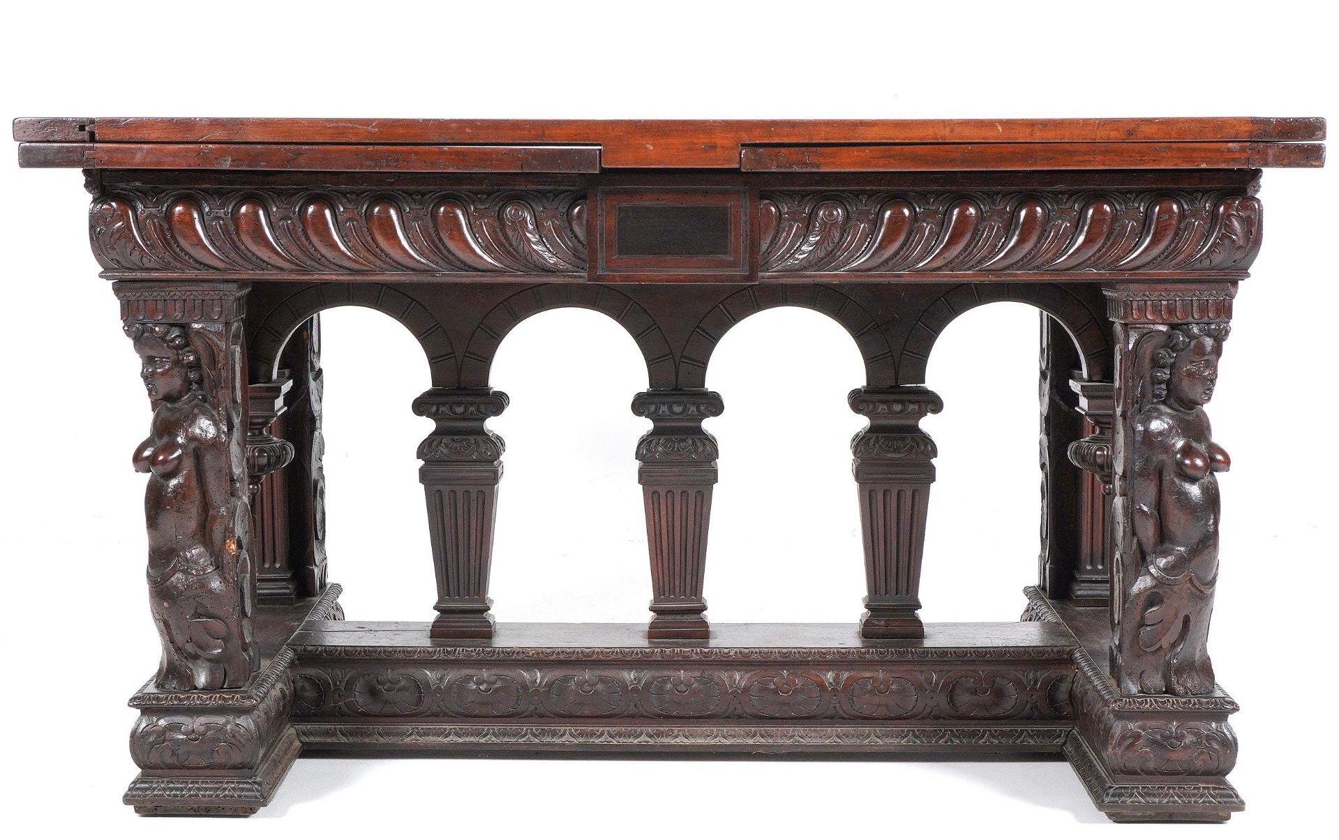 Table en noyer sculpté du XVIIIe siècle de style Renaissance Bon état - En vente à Bradenton, FL