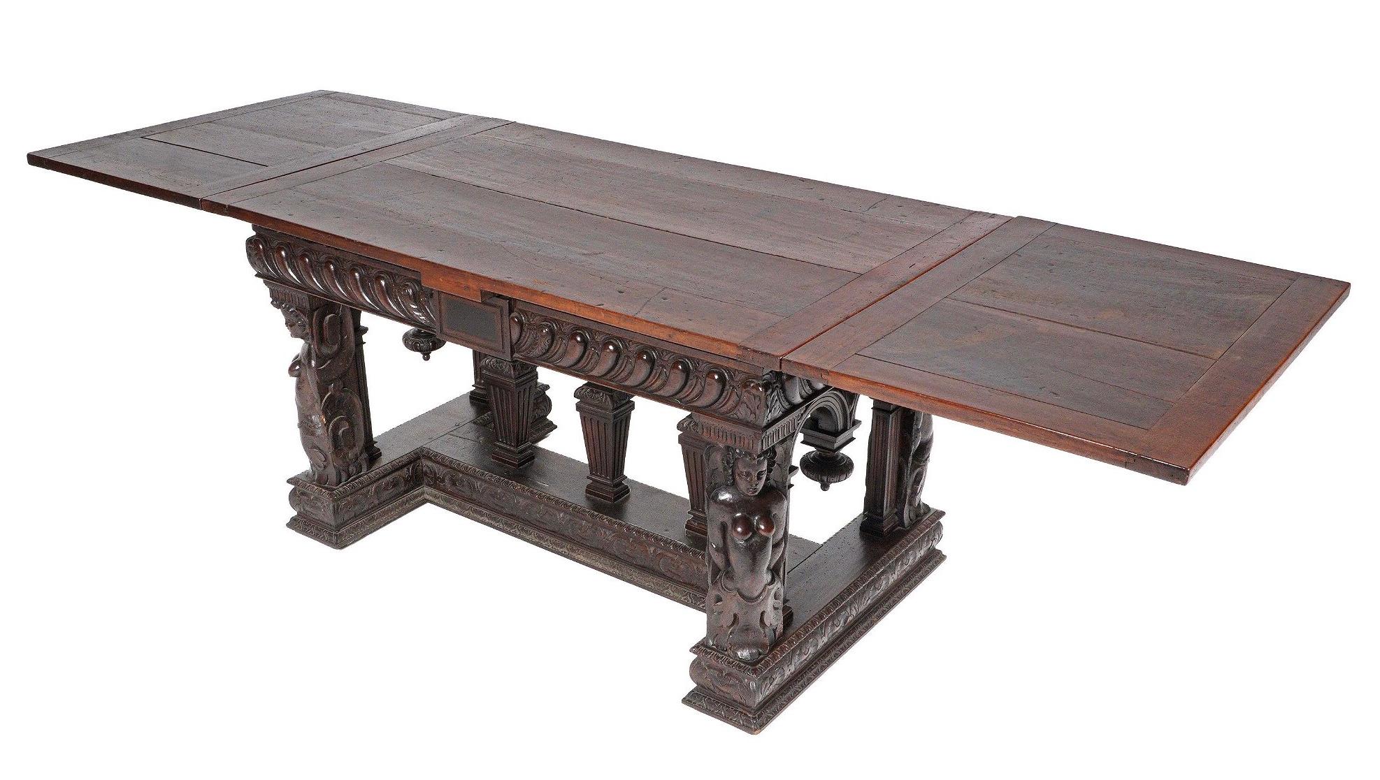 XVIIIe siècle et antérieur Table en noyer sculpté du XVIIIe siècle de style Renaissance en vente