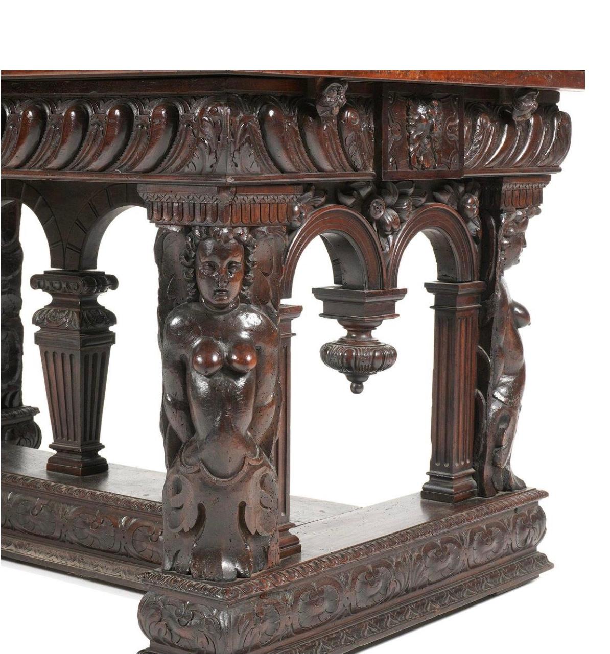 Noyer Table en noyer sculpté du XVIIIe siècle de style Renaissance en vente