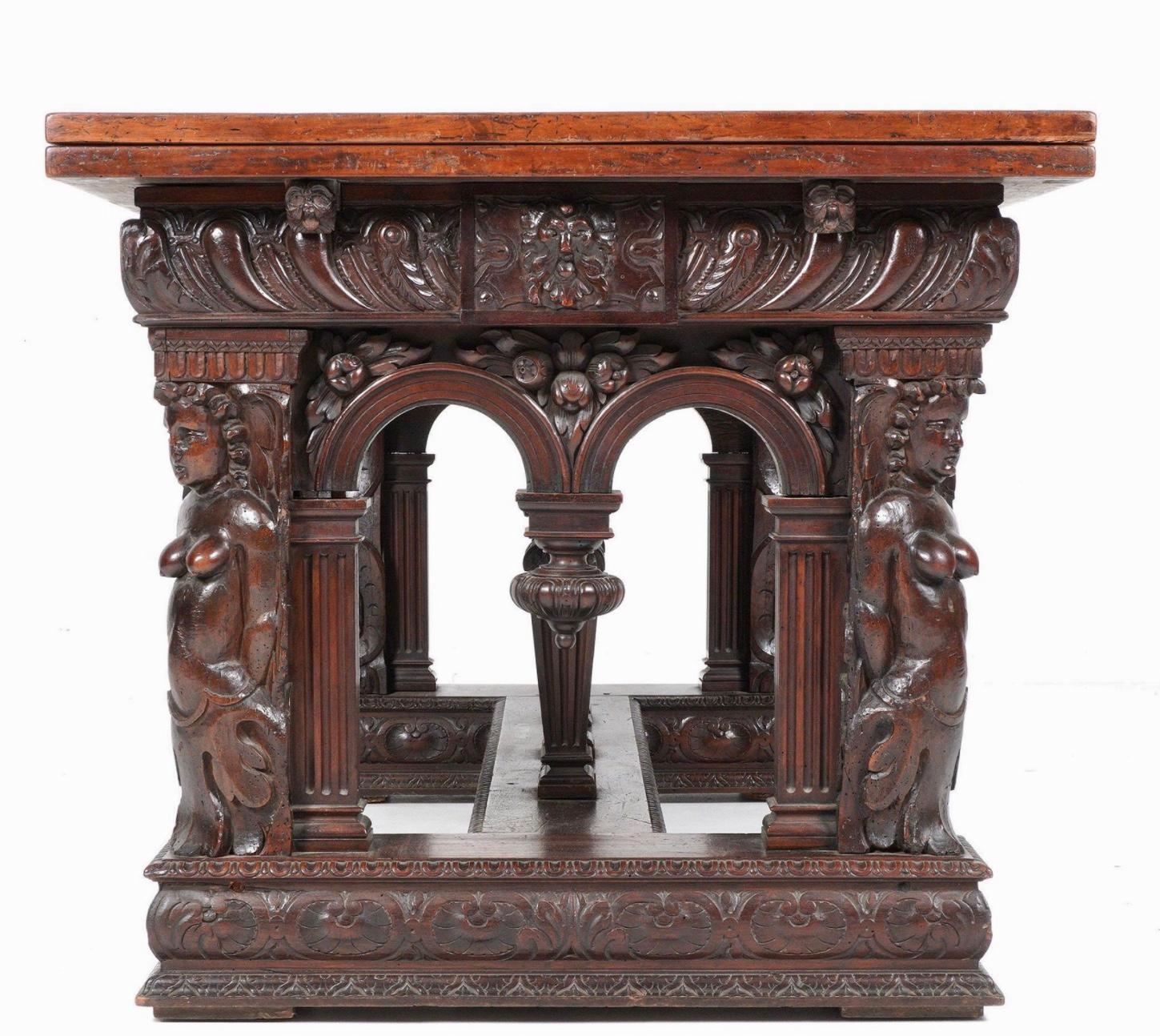 Table en noyer sculpté du XVIIIe siècle de style Renaissance en vente 1