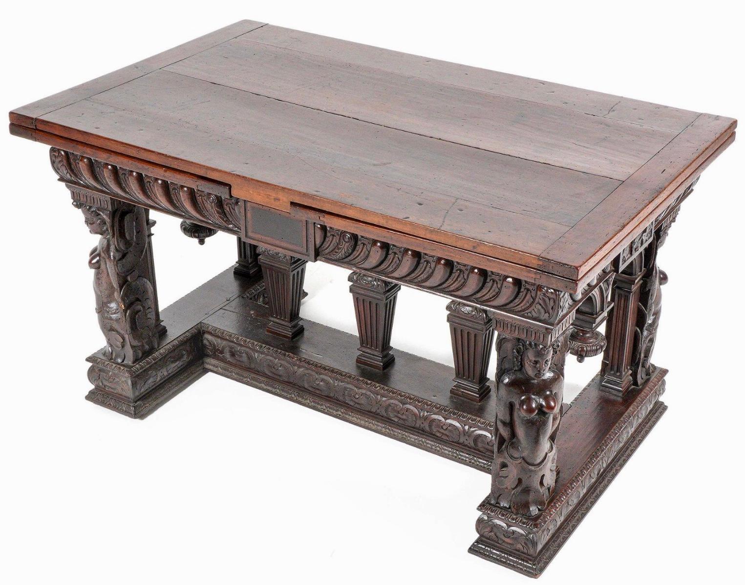 Table en noyer sculpté du XVIIIe siècle de style Renaissance en vente 2