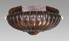 Staffa da parete in noce intagliata del XVIII secolo