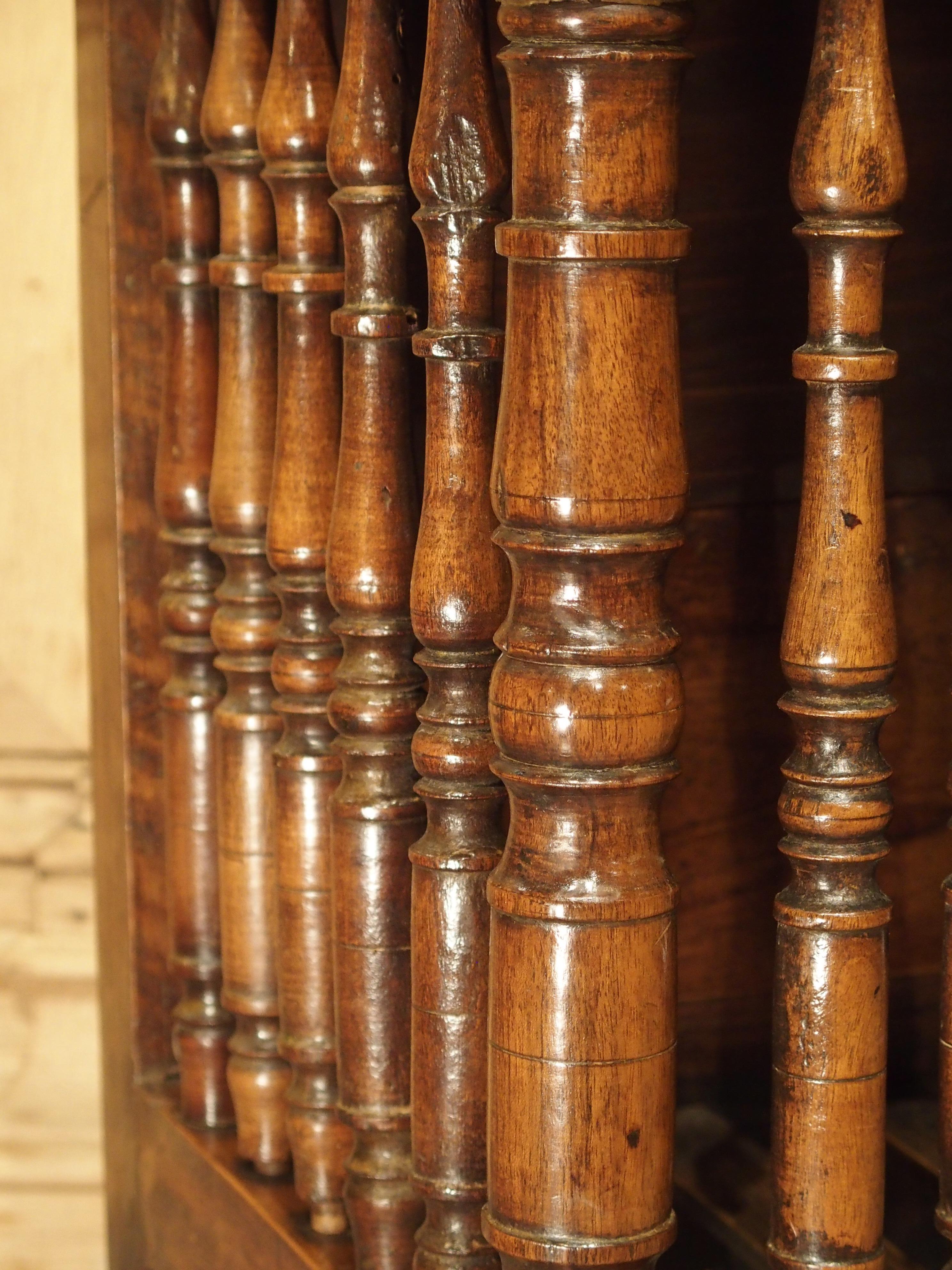 Panetière en bois de noyer sculpté du 18ème siècle, Provence, France en vente 2