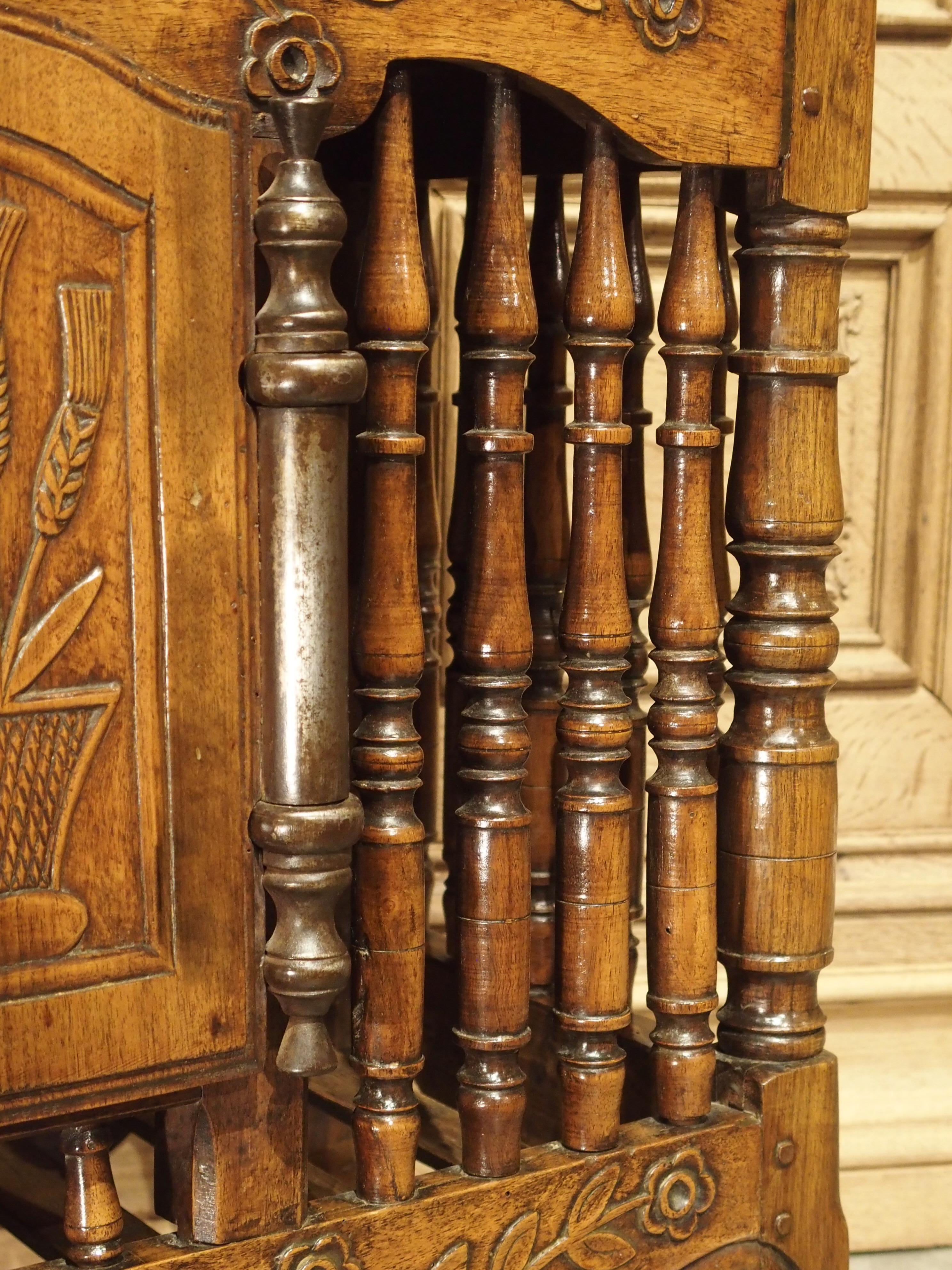Panetière en bois de noyer sculpté du 18ème siècle, Provence, France en vente 5