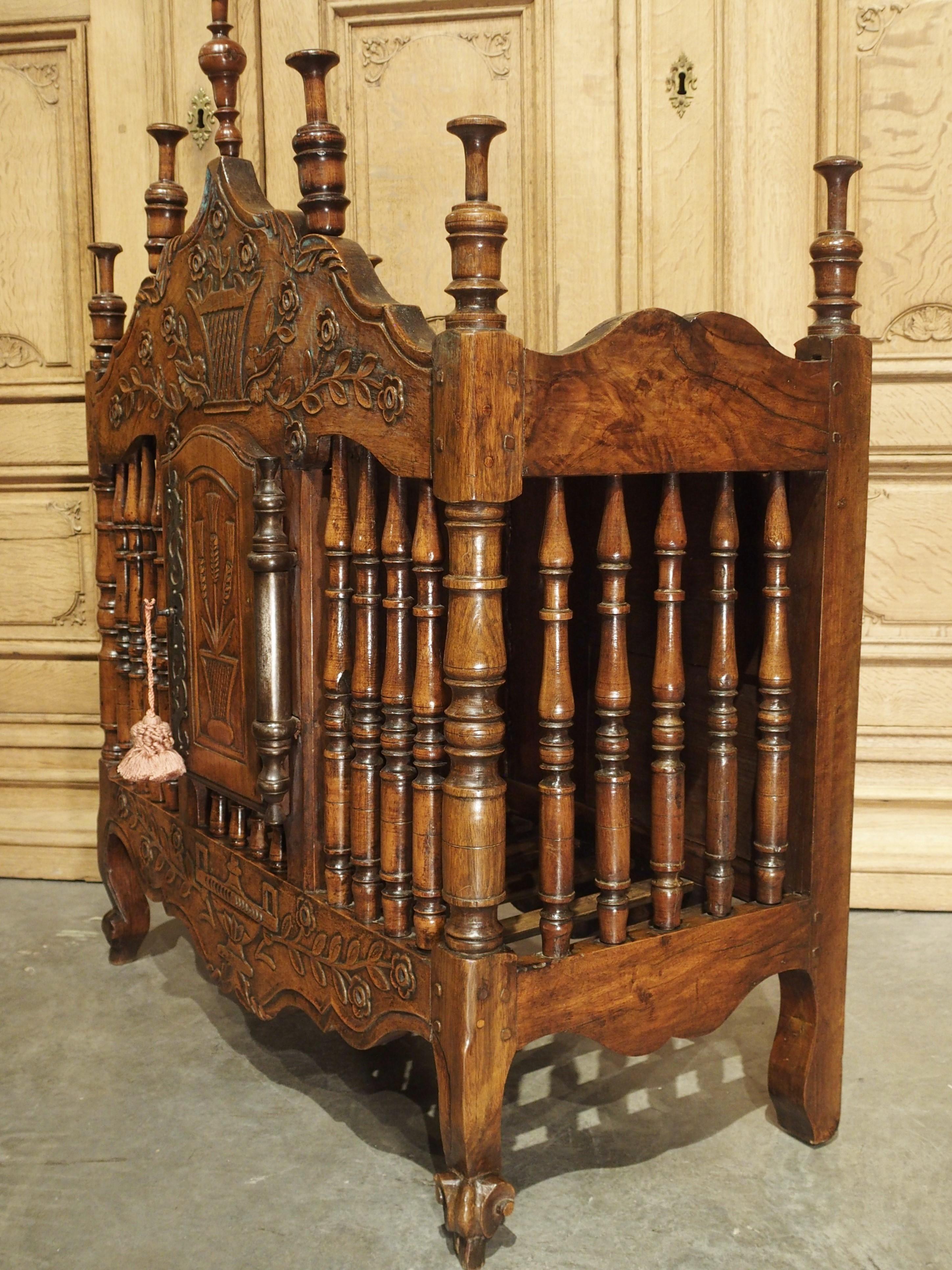 Panetière en bois de noyer sculpté du 18ème siècle, Provence, France en vente 9