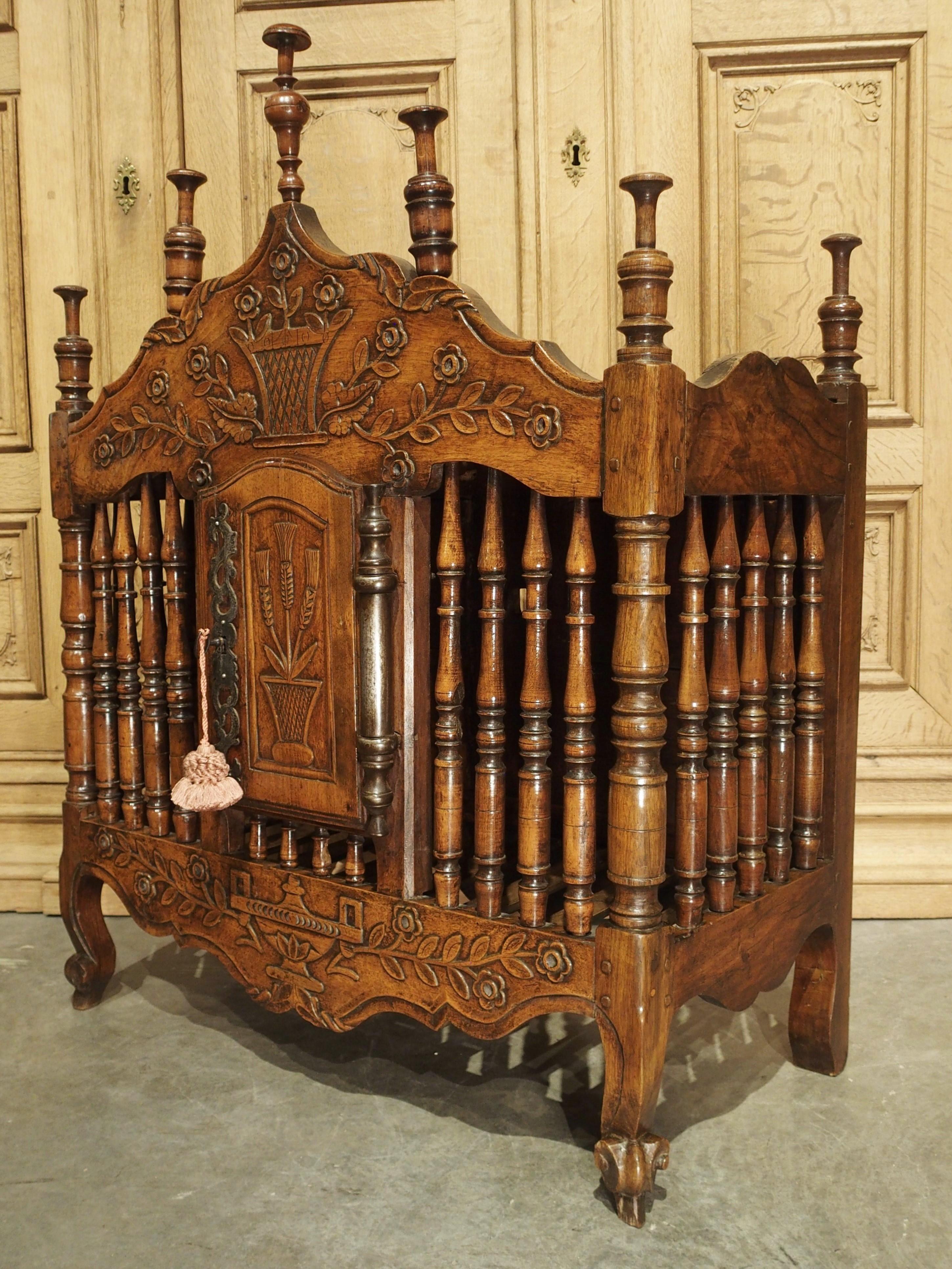 18th Century Carved Walnut Wood Panetiere from Provence, France For Sale 12