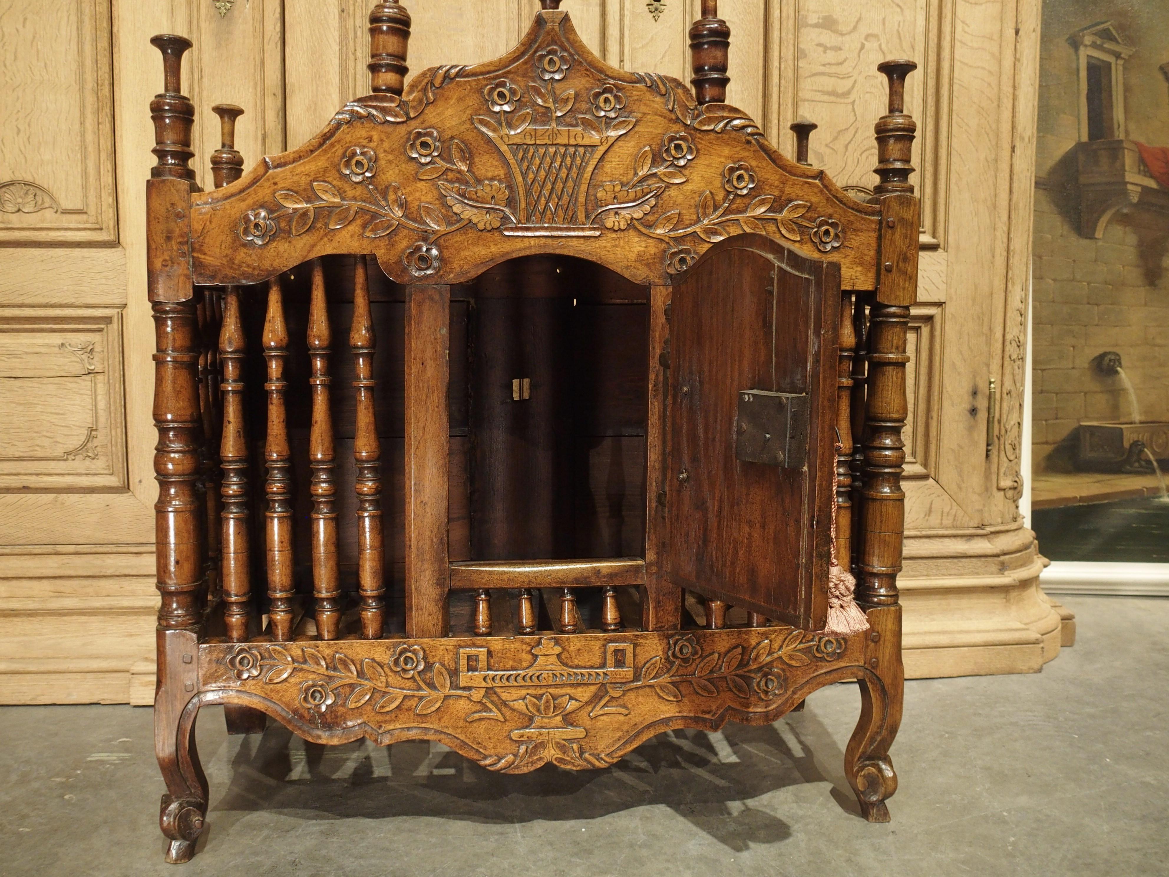 18th Century Carved Walnut Wood Panetiere from Provence, France In Good Condition For Sale In Dallas, TX