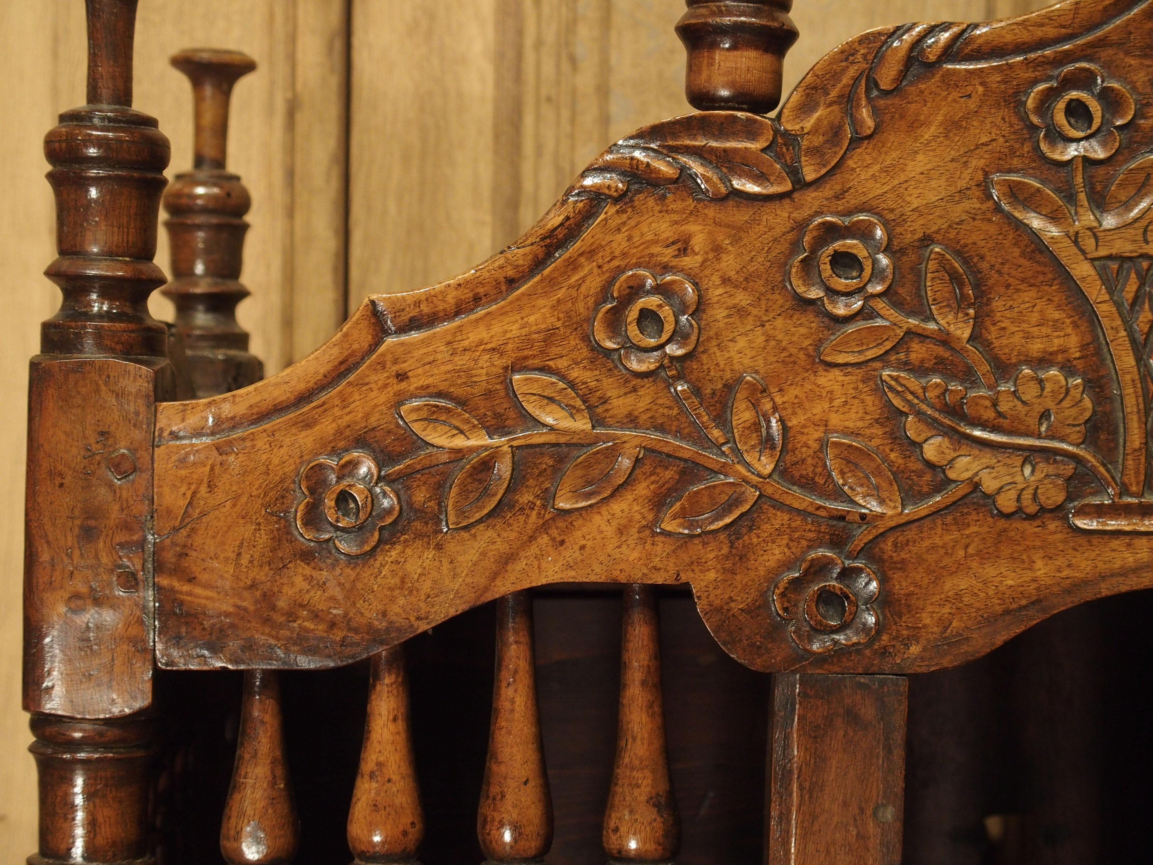 18th Century and Earlier 18th Century Carved Walnut Wood Panetiere from Provence, France For Sale