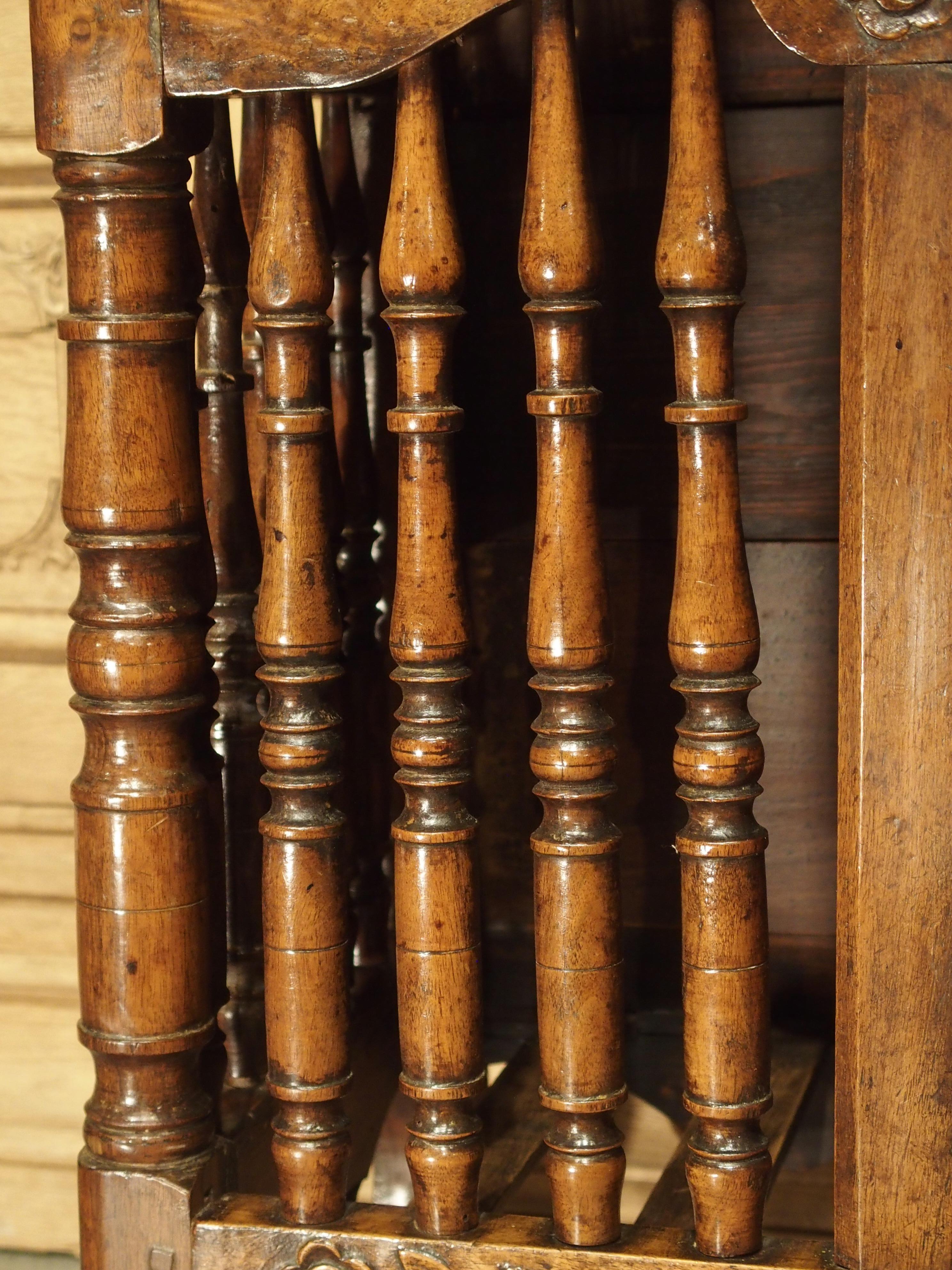 Panetiere aus geschnitztem Walnussholz aus der Provence, Frankreich, 18. Jahrhundert im Angebot 1