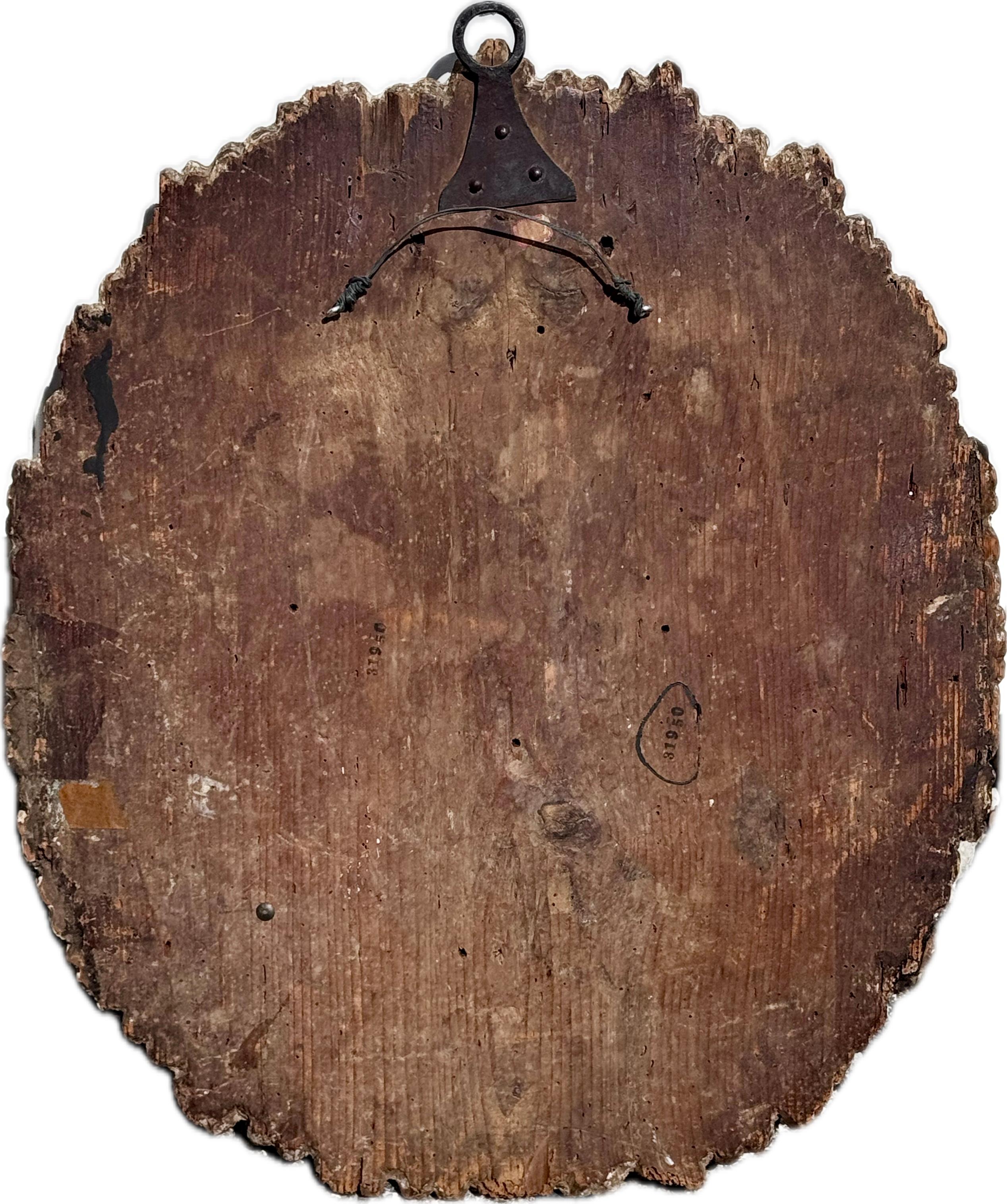 Armoiries du XVIIIe siècle sculptées et peintes. La plaque est en bois profondément sculpté à la main et conserve des traces de la finition polychrome et dorée d'origine. Les armoiries représentent un aigle bicéphale, symbole de la force et de la