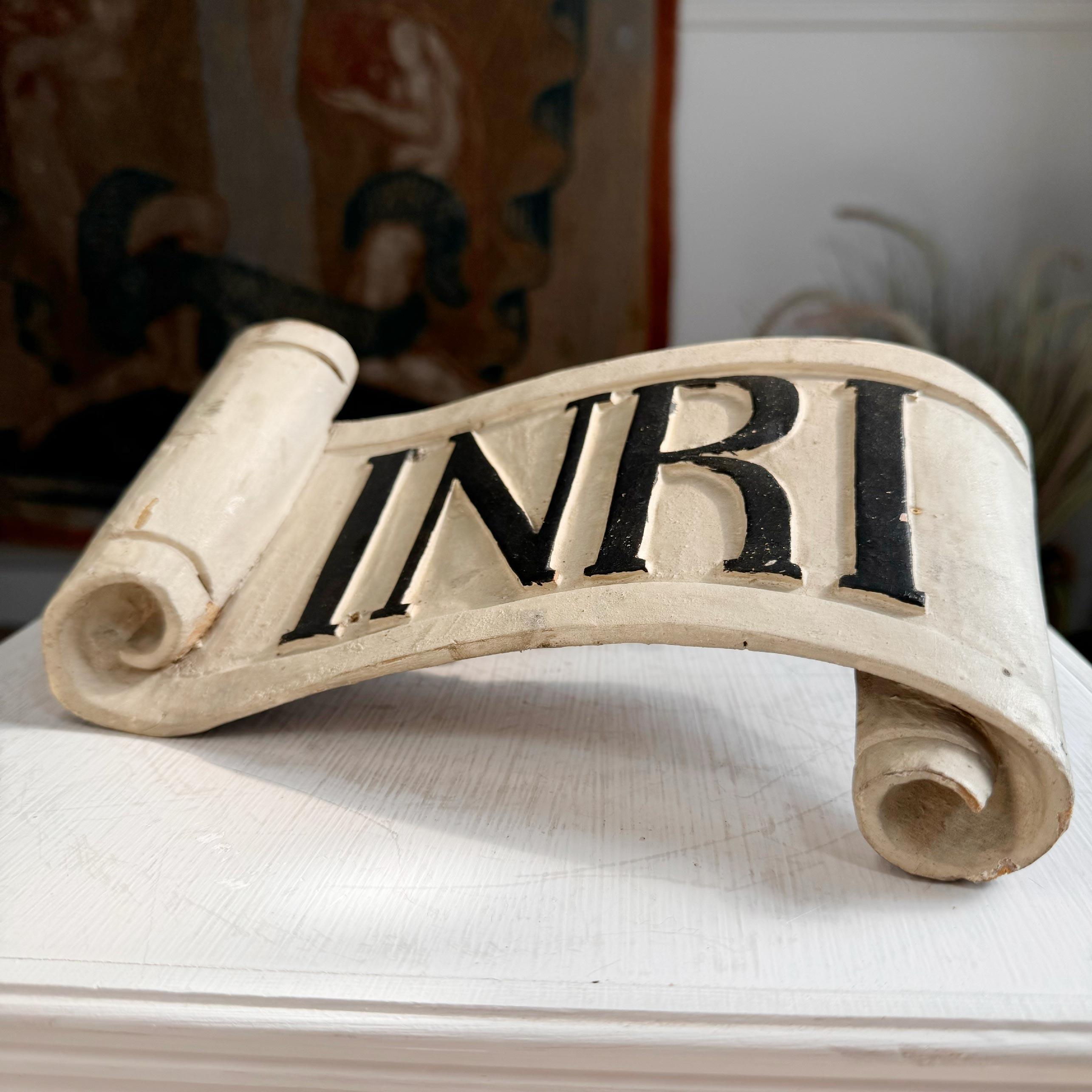 Rare rouleau en bois sculpté de la fin du XVIIIe siècle, portant les lettres INRI -  Iesus Nazarenus Rex Iudaeorum (Jésus de Nazareth, roi des Juifs).



Un magnifique objet d'importance religieuse, italien, qui aurait autrefois orné une statue de